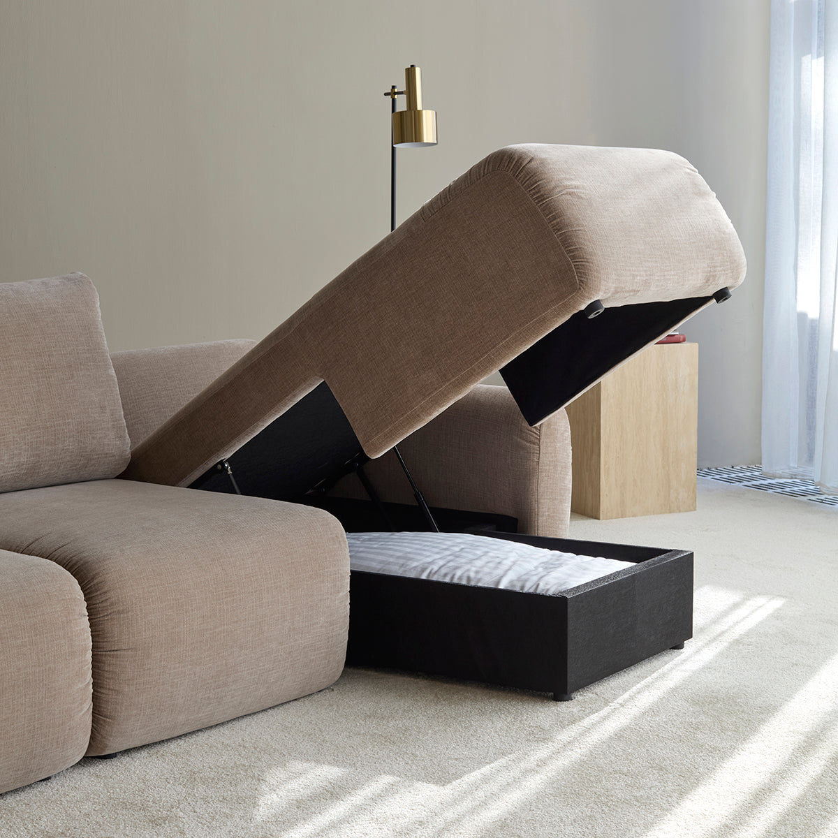 Norum Schlafsofa mit Chaiselongue und Curve-Armlehnen in 417 Esina Mocha präsentiert im Onlineshop von KAQTU Design AG. Bettsofa rechts ist von Innovation Living