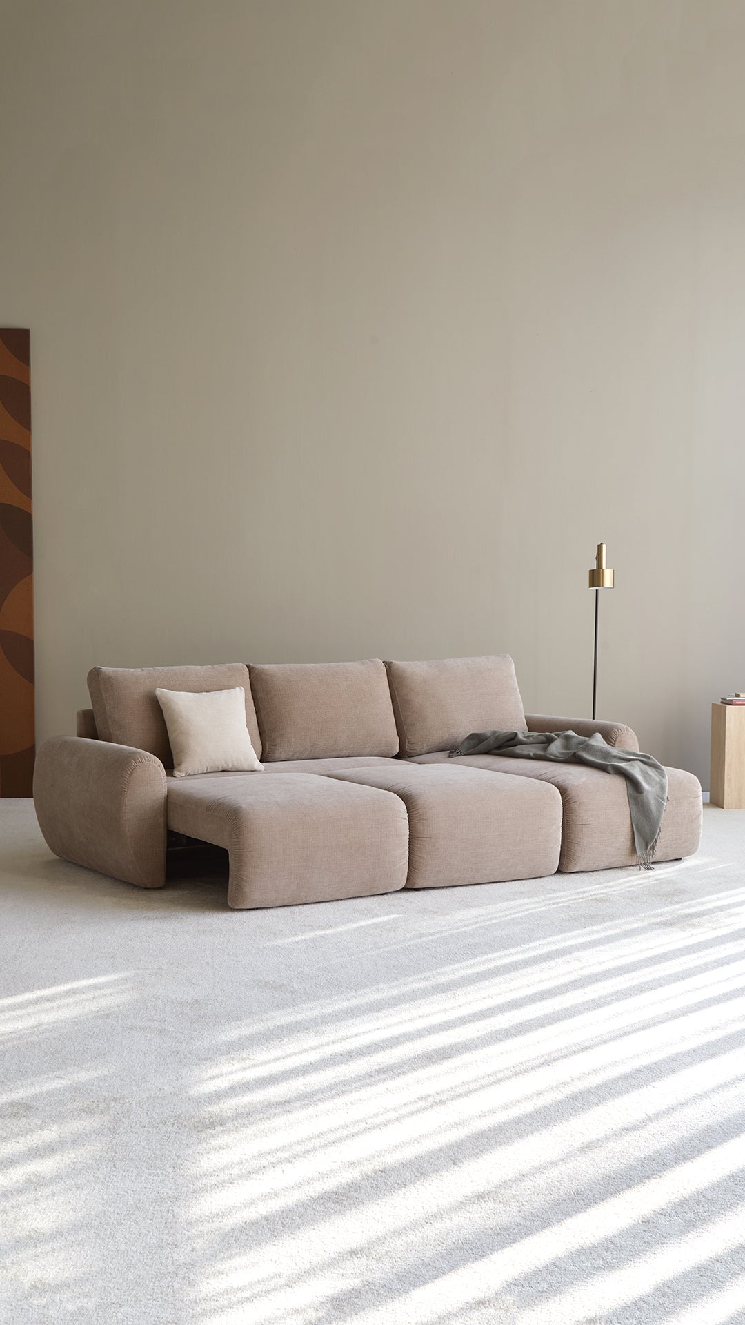 Norum Schlafsofa mit Chaiselongue und Curve-Armlehnen in 417 Esina Mocha präsentiert im Onlineshop von KAQTU Design AG. Bettsofa rechts ist von Innovation Living