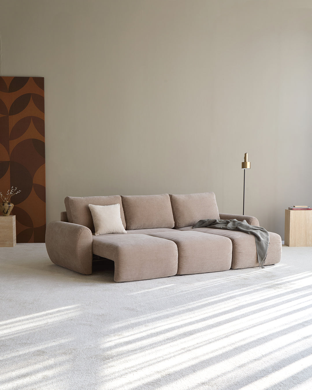 Norum Schlafsofa mit Chaiselongue und Curve-Armlehnen in 417 Esina Mocha präsentiert im Onlineshop von KAQTU Design AG. Bettsofa rechts ist von Innovation Living