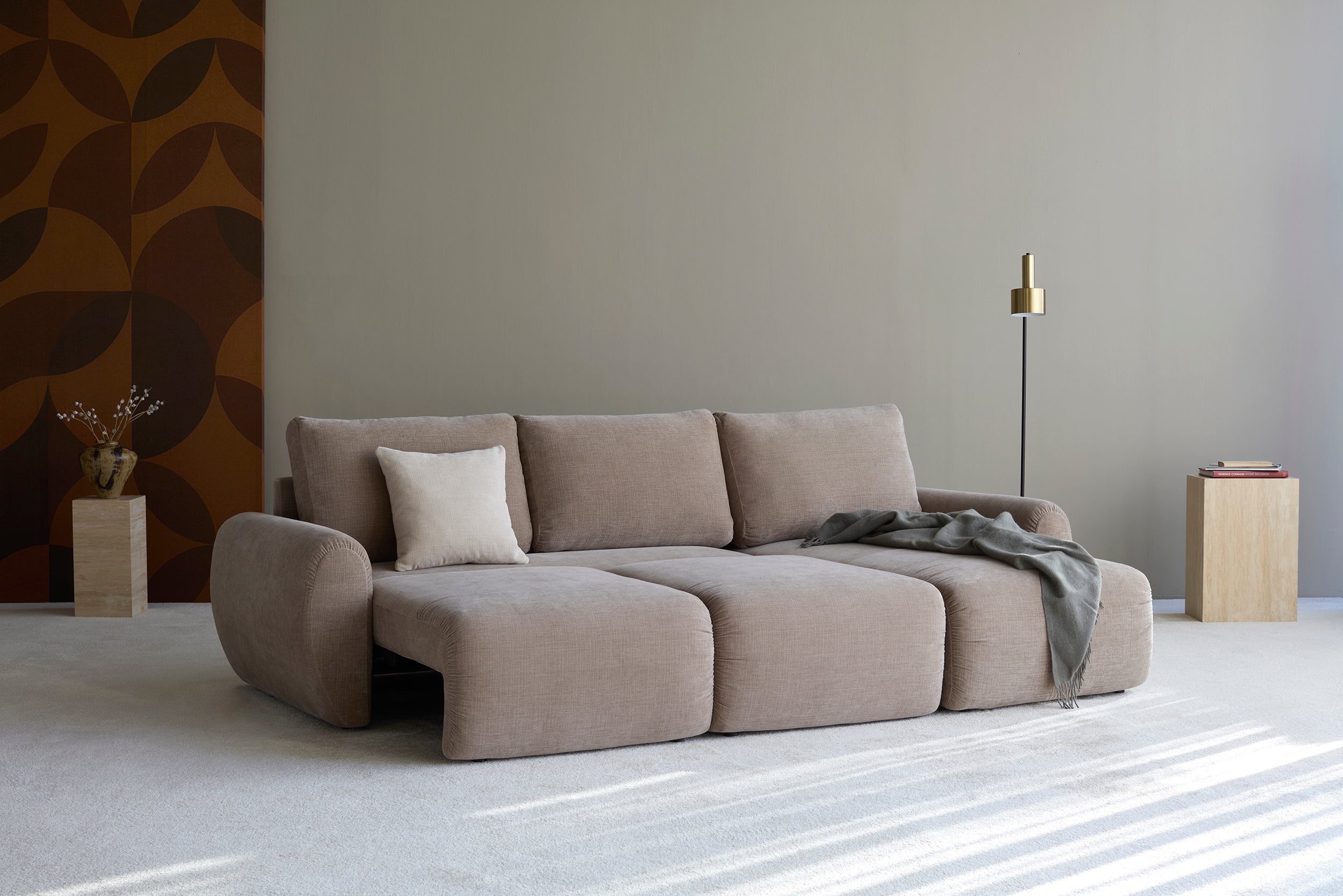 Norum Schlafsofa mit Chaiselongue und Curve-Armlehnen in 417 Esina Mocha präsentiert im Onlineshop von KAQTU Design AG. Bettsofa rechts ist von Innovation Living