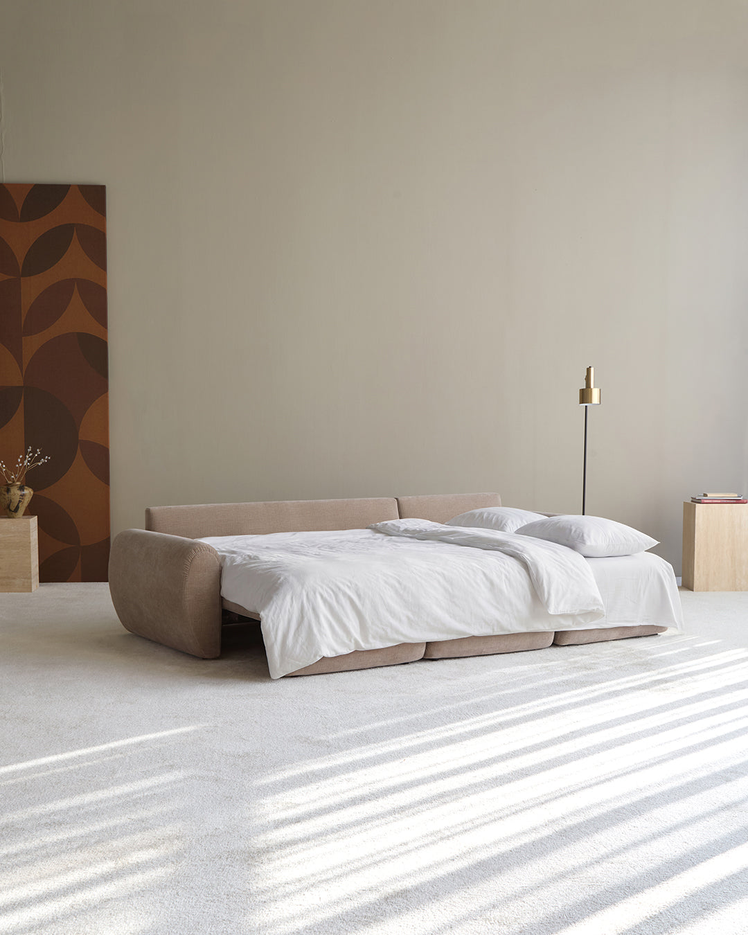 Norum Schlafsofa mit Chaiselongue und Curve-Armlehnen in 417 Esina Mocha präsentiert im Onlineshop von KAQTU Design AG. Bettsofa rechts ist von Innovation Living