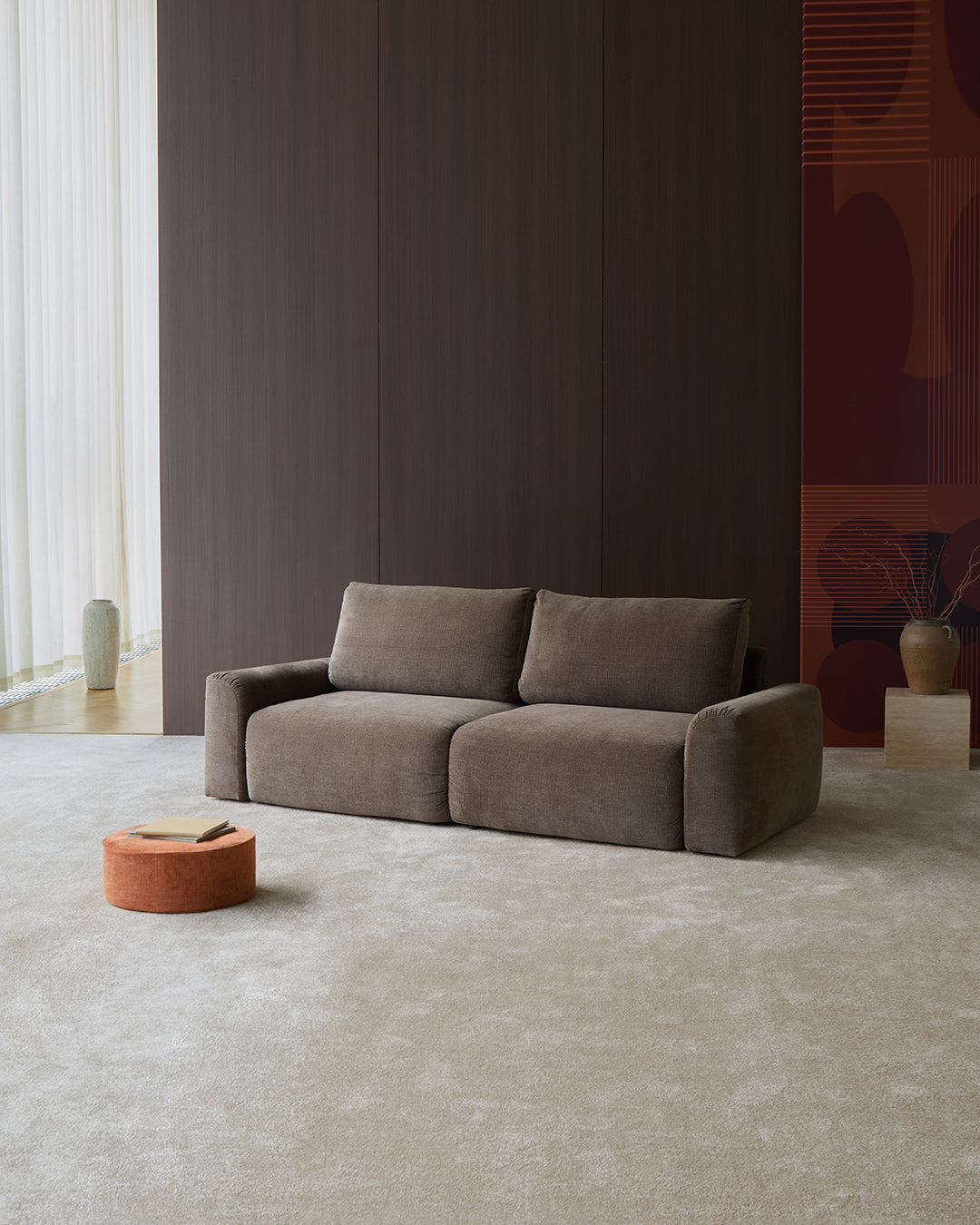 Norum Schlafsofa mit Chunky-Armlehnen in 411 Esina Cedar Brown präsentiert im Onlineshop von KAQTU Design AG. Bettsofa ist von Innovation Living