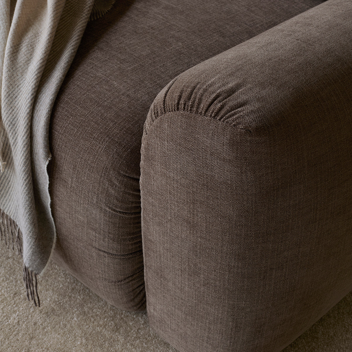 Norum Schlafsofa mit Chunky-Armlehnen in 411 Esina Cedar Brown präsentiert im Onlineshop von KAQTU Design AG. Bettsofa ist von Innovation Living