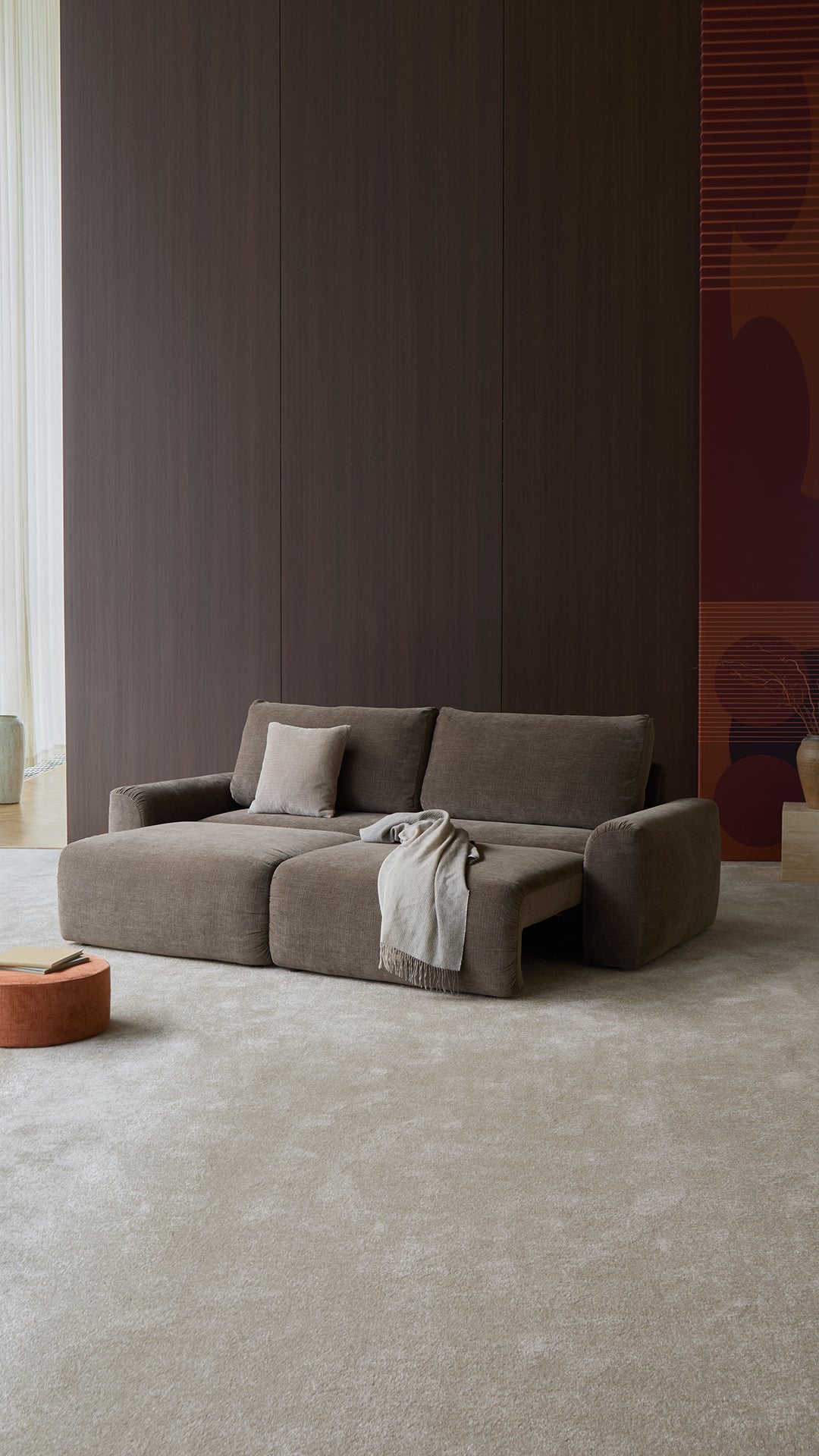 Norum Schlafsofa mit Chunky-Armlehnen in 411 Esina Cedar Brown präsentiert im Onlineshop von KAQTU Design AG. Bettsofa ist von Innovation Living