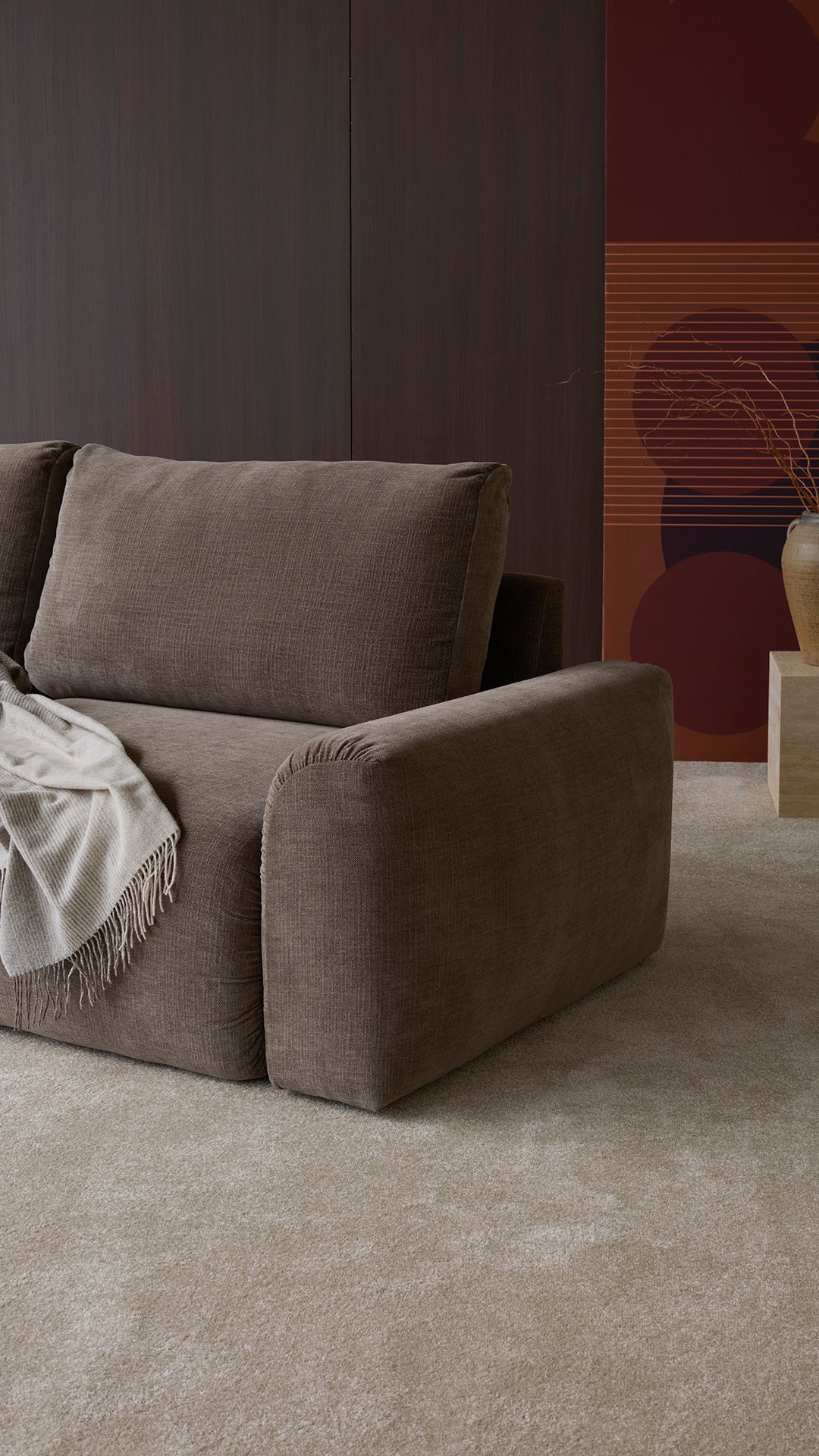 Norum Schlafsofa mit Chunky-Armlehnen in 411 Esina Cedar Brown präsentiert im Onlineshop von KAQTU Design AG. Bettsofa ist von Innovation Living