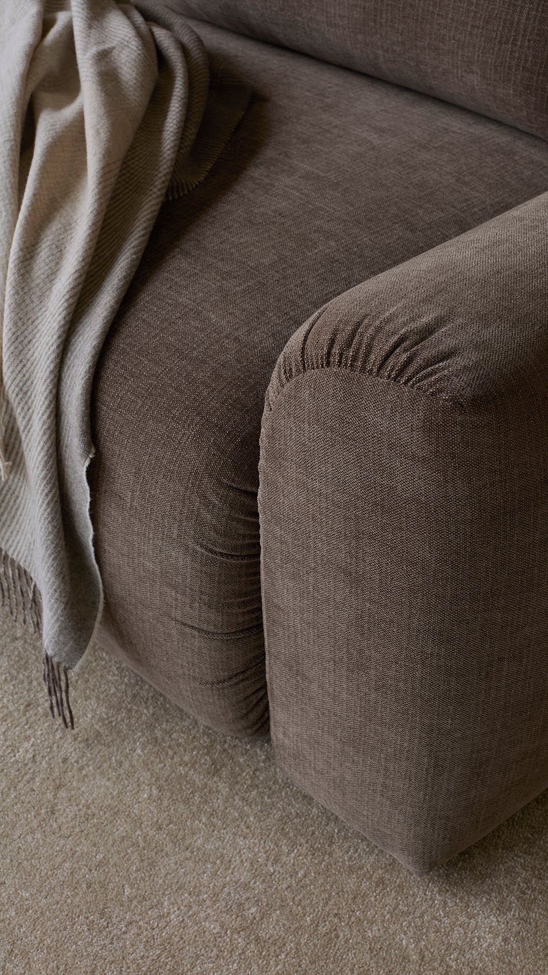 Norum Schlafsofa mit Chunky-Armlehnen in 411 Esina Cedar Brown präsentiert im Onlineshop von KAQTU Design AG. Bettsofa ist von Innovation Living