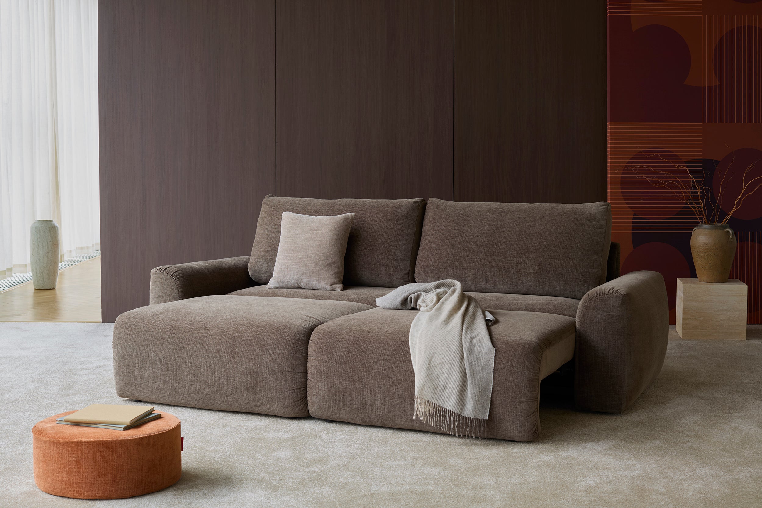 Norum Schlafsofa mit Chunky-Armlehnen in 411 Esina Cedar Brown präsentiert im Onlineshop von KAQTU Design AG. Bettsofa ist von Innovation Living