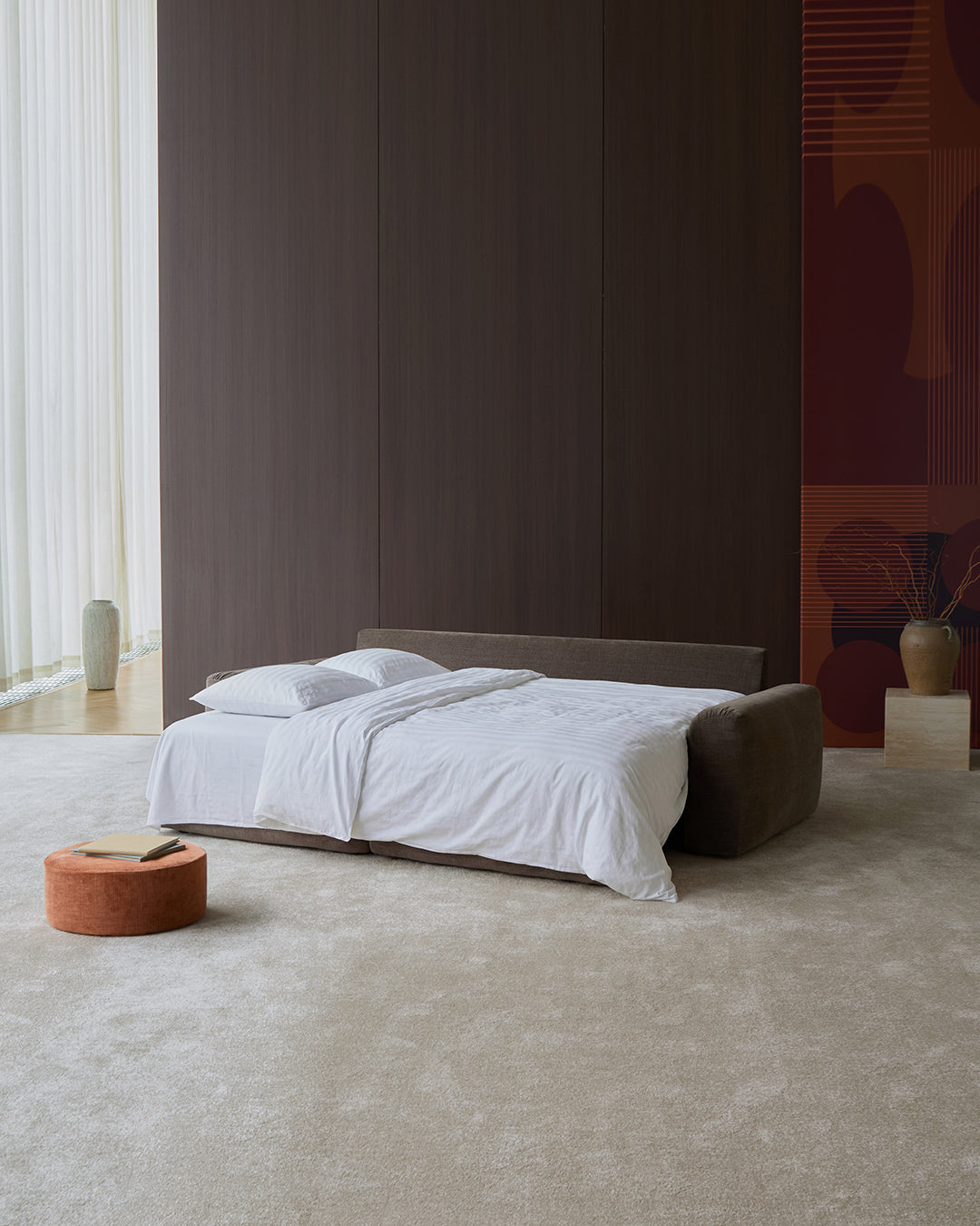 Norum Schlafsofa mit Chunky-Armlehnen in 411 Esina Cedar Brown präsentiert im Onlineshop von KAQTU Design AG. Bettsofa ist von Innovation Living