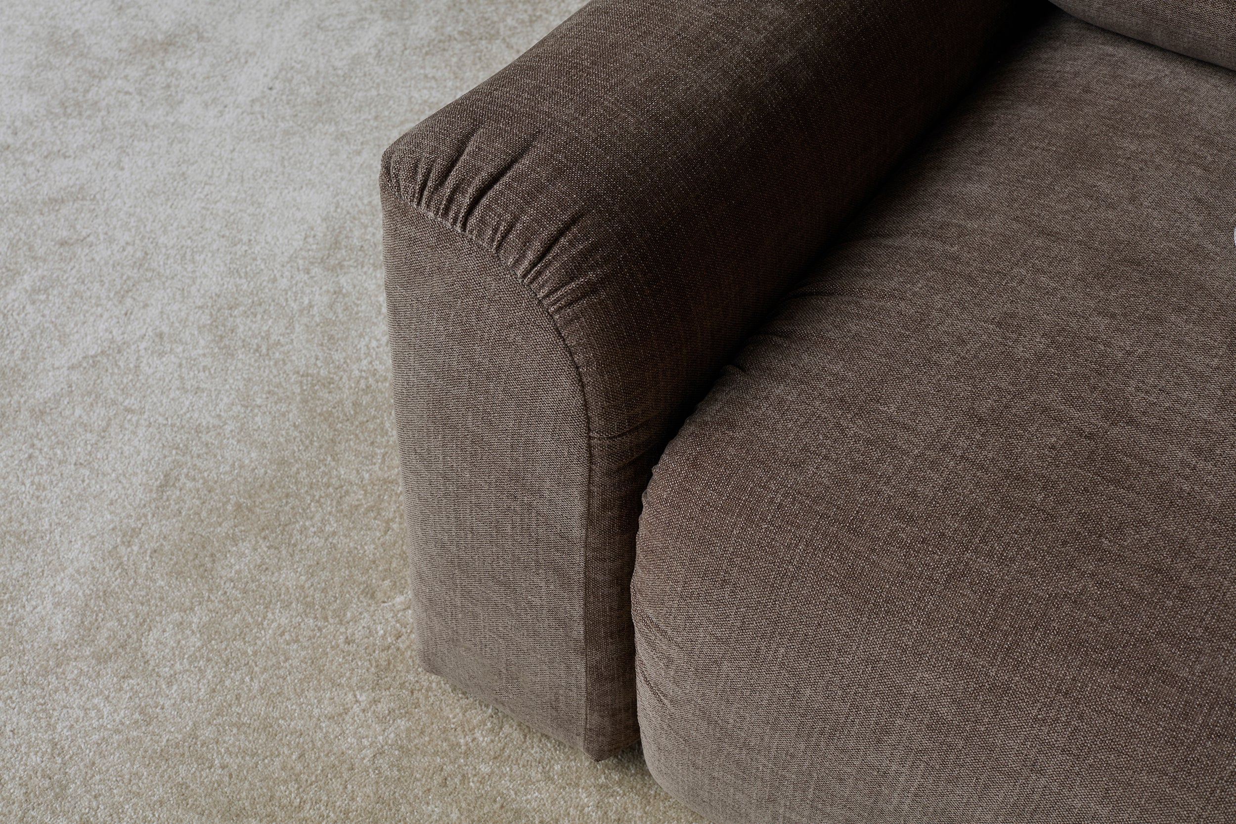 Norum Schlafsofa mit Chunky-Armlehnen in 411 Esina Cedar Brown präsentiert im Onlineshop von KAQTU Design AG. Bettsofa ist von Innovation Living