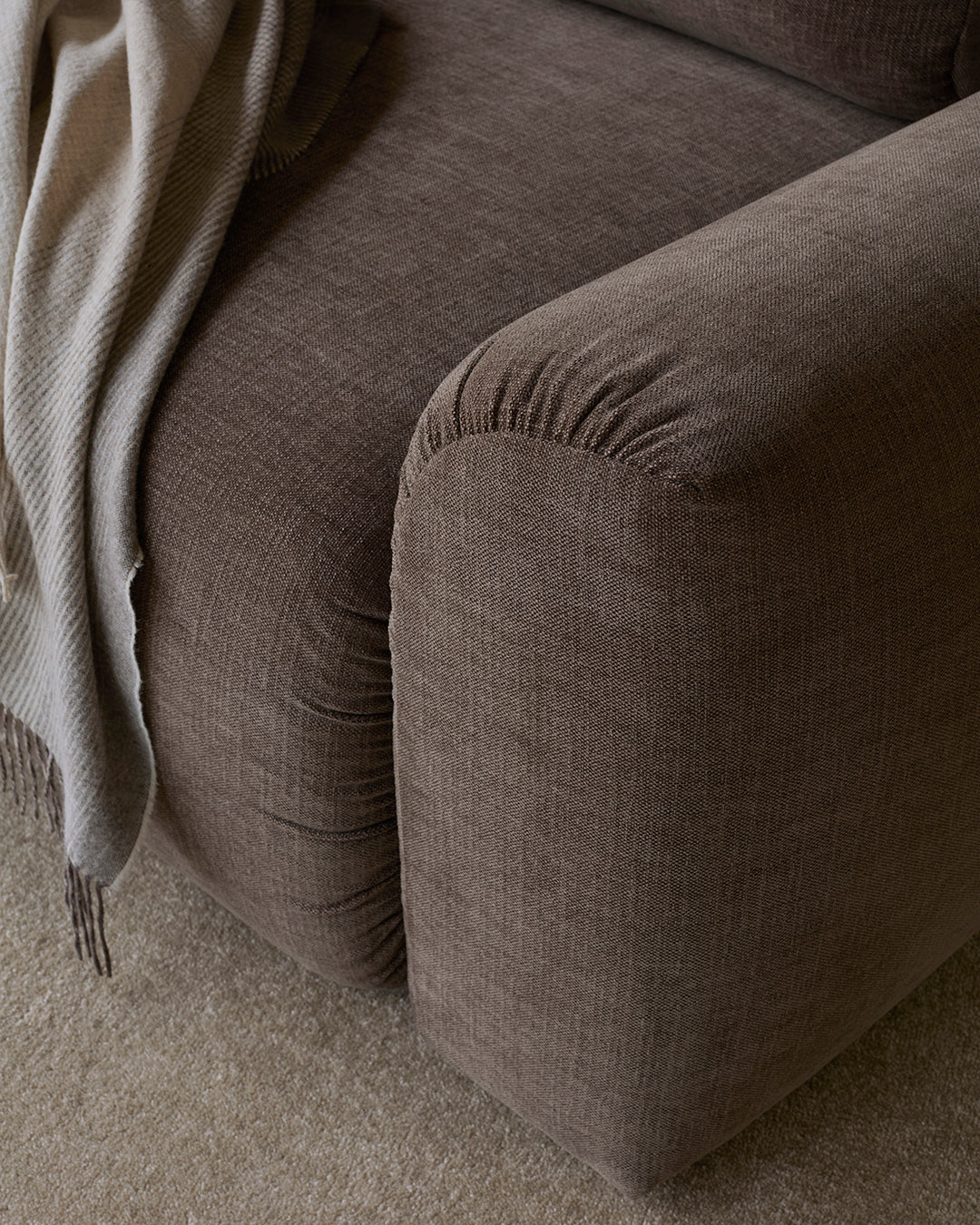 Norum Schlafsofa mit Chunky-Armlehnen in 411 Esina Cedar Brown präsentiert im Onlineshop von KAQTU Design AG. Bettsofa ist von Innovation Living