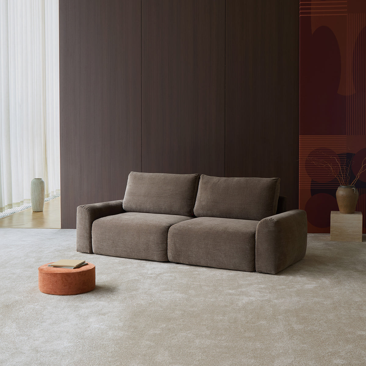 Norum Schlafsofa mit Chunky-Armlehnen in 411 Esina Cedar Brown präsentiert im Onlineshop von KAQTU Design AG. Bettsofa ist von Innovation Living