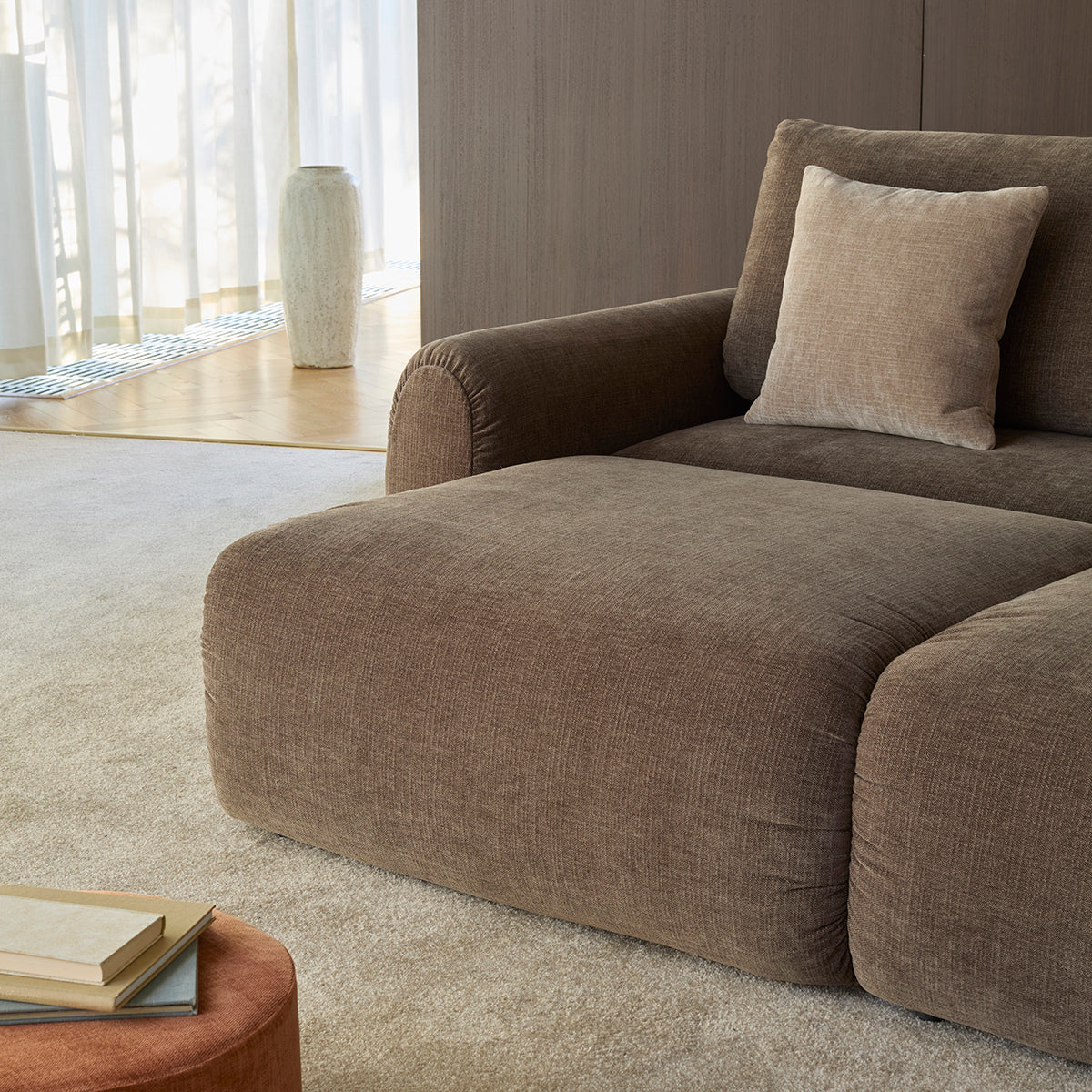 Norum Schlafsofa mit Curve-Armlehnen in 411 Esina Cedar Brown präsentiert im Onlineshop von KAQTU Design AG. Bettsofa ist von Innovation Living