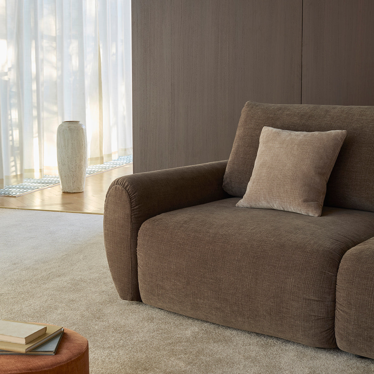 Norum Schlafsofa mit Curve-Armlehnen in 411 Esina Cedar Brown präsentiert im Onlineshop von KAQTU Design AG. Bettsofa ist von Innovation Living