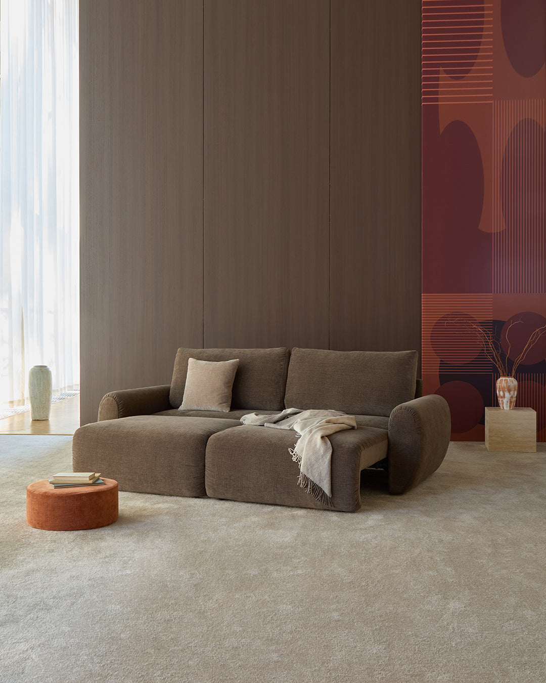 Norum Schlafsofa mit Curve-Armlehnen in 411 Esina Cedar Brown präsentiert im Onlineshop von KAQTU Design AG. Bettsofa ist von Innovation Living