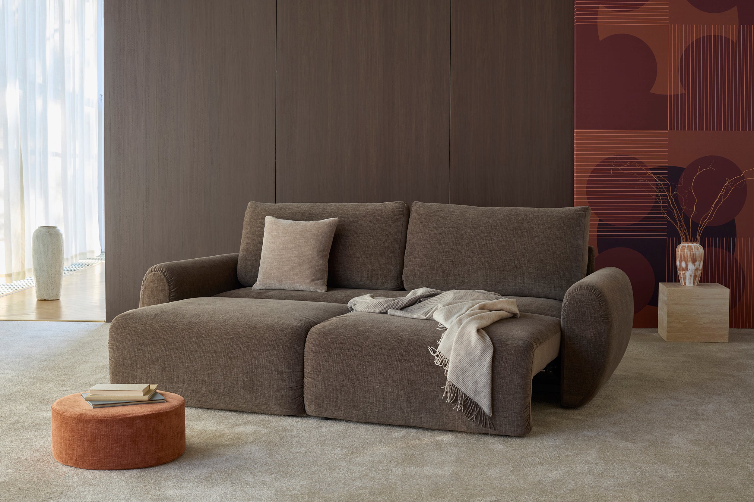 Norum Schlafsofa mit Curve-Armlehnen in 411 Esina Cedar Brown präsentiert im Onlineshop von KAQTU Design AG. Bettsofa ist von Innovation Living
