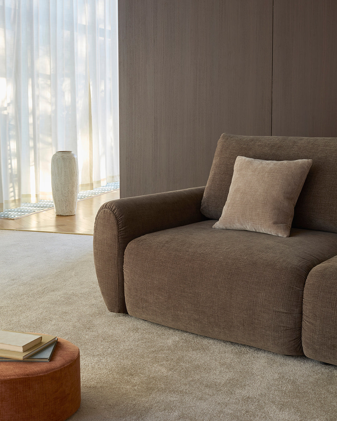 Norum Schlafsofa mit Curve-Armlehnen in 411 Esina Cedar Brown präsentiert im Onlineshop von KAQTU Design AG. Bettsofa ist von Innovation Living
