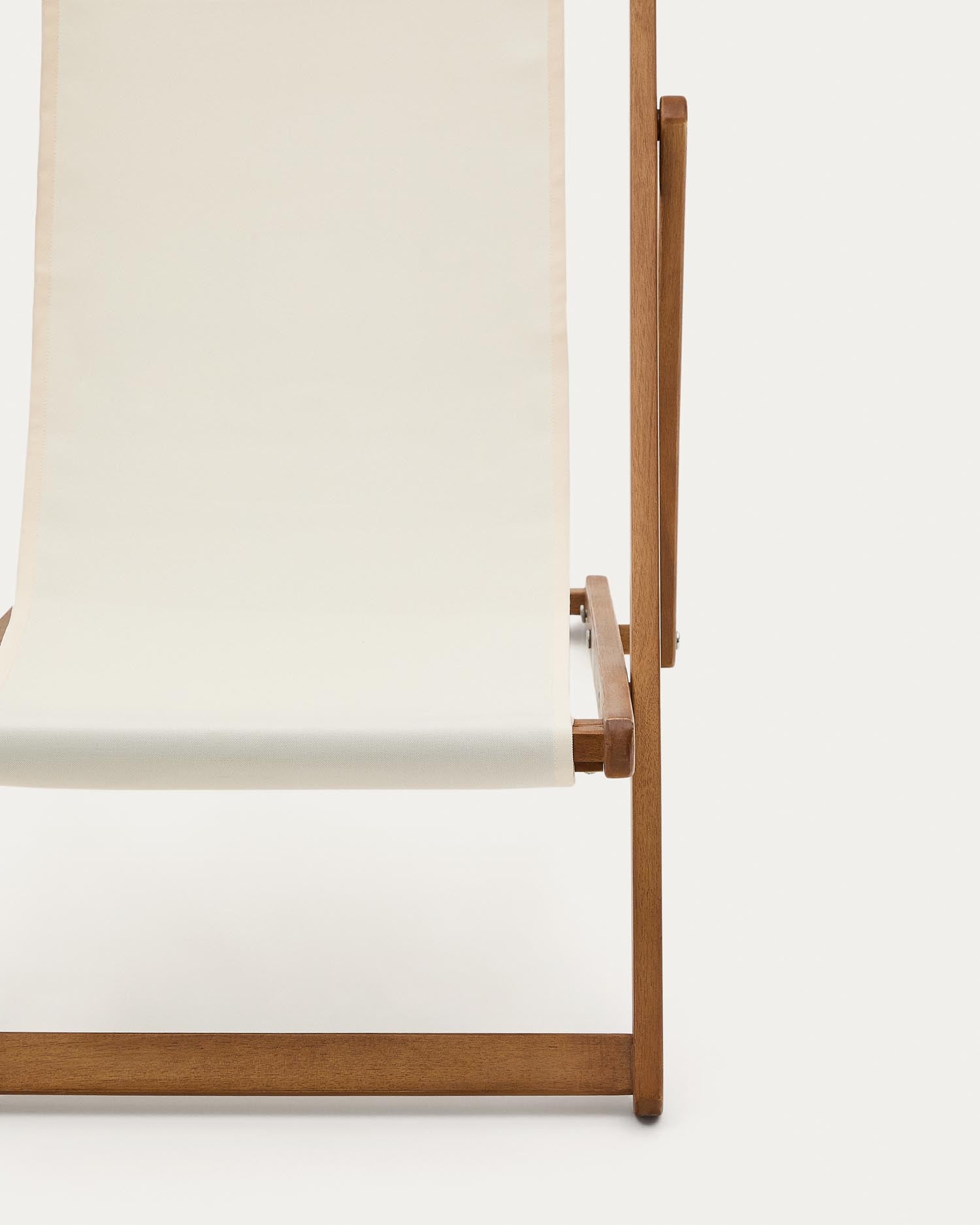 Der klappbare Outdoor-Liegestuhl Adredna für Kinder in Beige aus massivem Akazienholz vereint Nachhaltigkeit und modernes Design für entspannte Stunden im Freien.