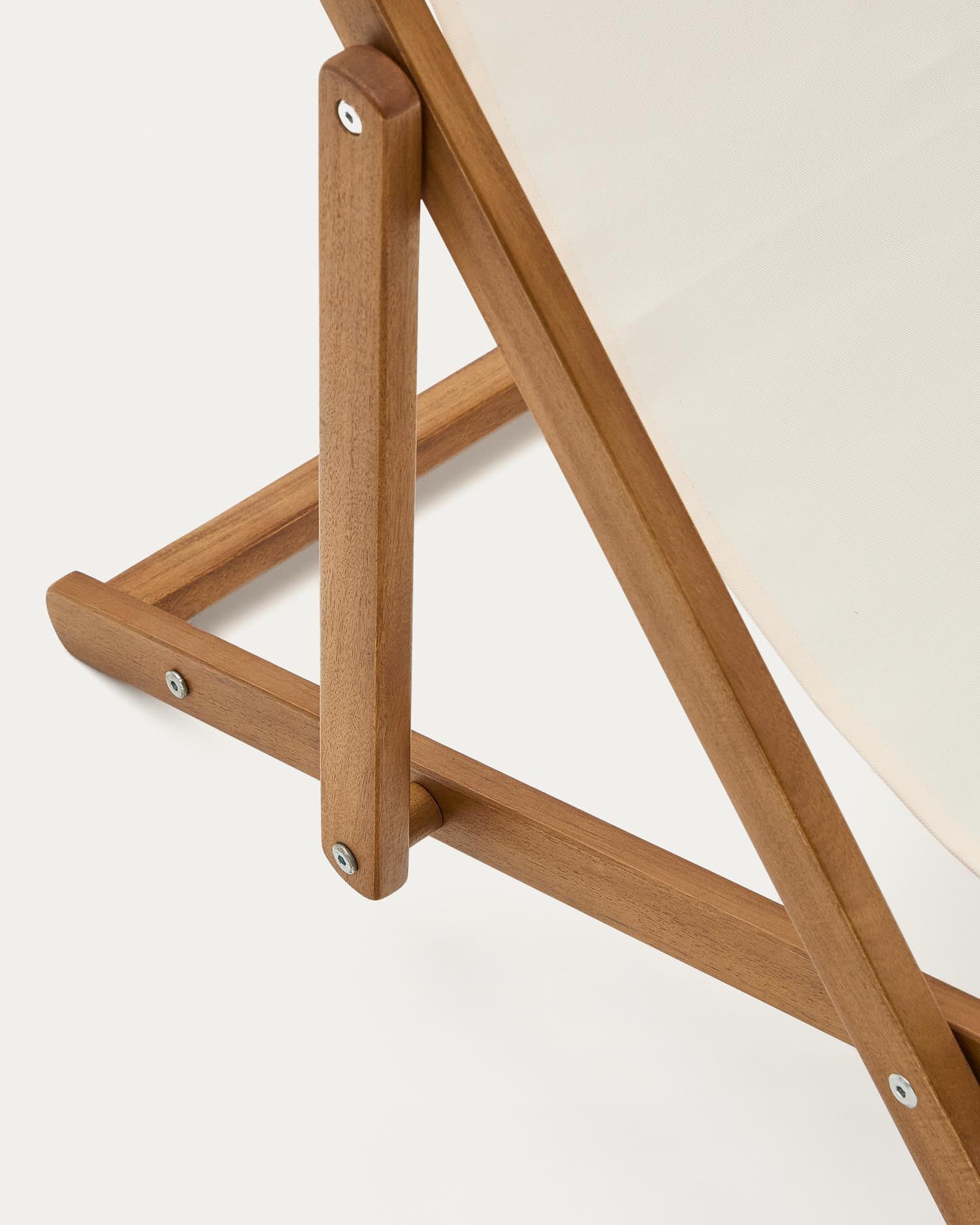 Der klappbare Outdoor-Liegestuhl Adredna für Kinder in Beige aus FSC-zertifiziertem Akazienholz bietet Komfort und Stil für entspannte Momente im Freien.