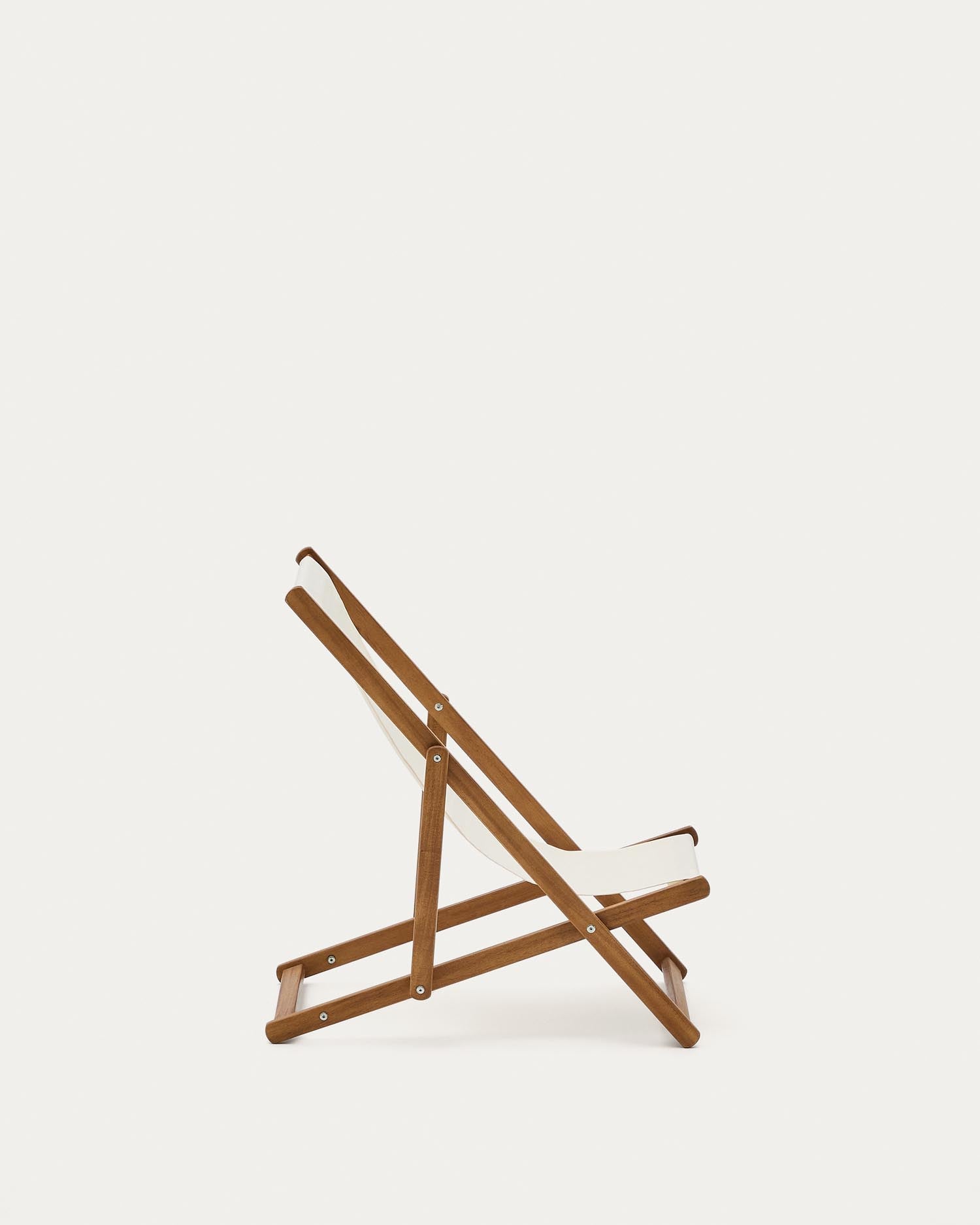 Der klappbare Outdoor-Liegestuhl Adredna für Kinder in Beige aus FSC-zertifiziertem Akazienholz bietet stilvollen Komfort und Nachhaltigkeit für entspannte Momente im Freien.