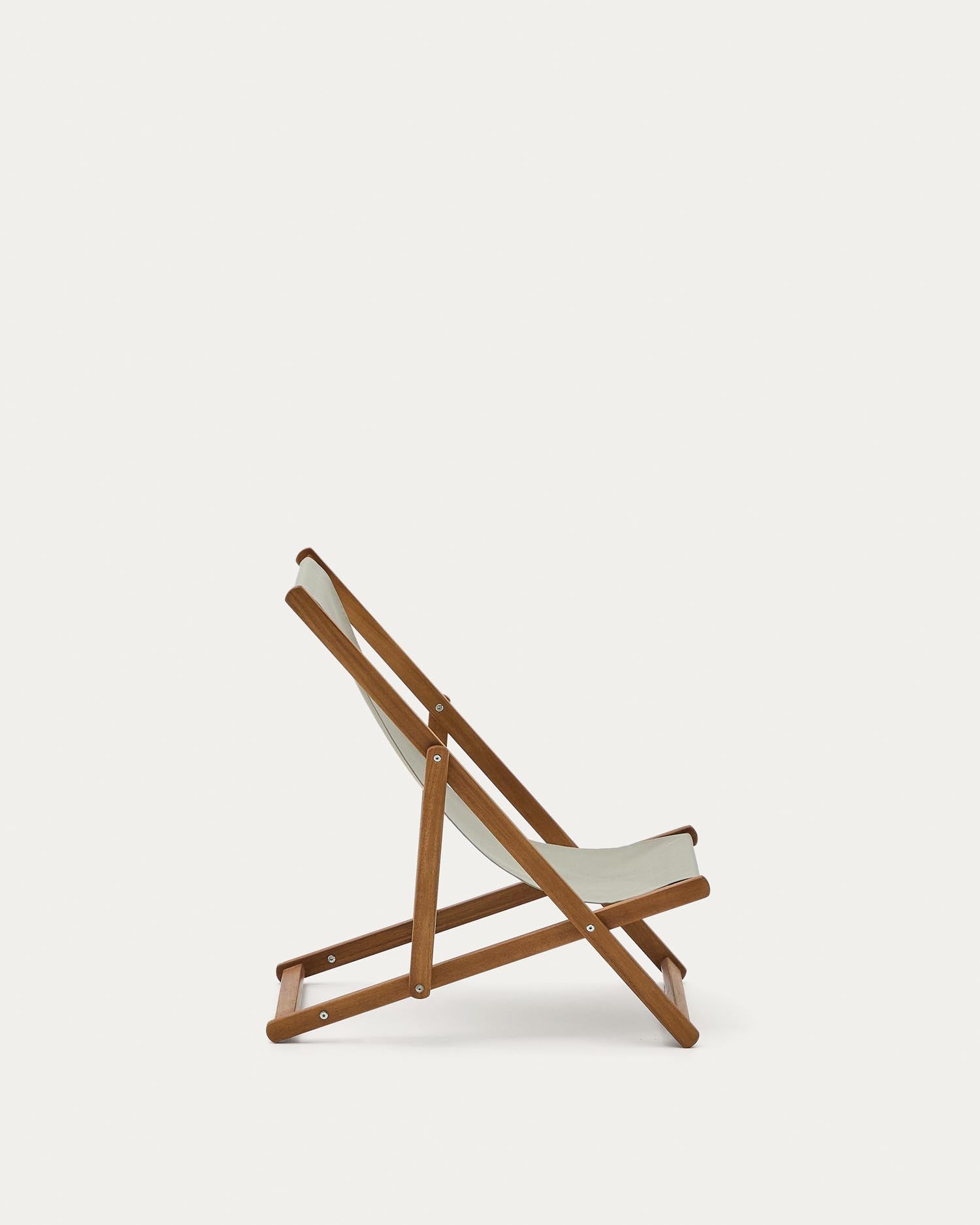 Der klappbare Outdoor-Liegestuhl Adredna in fröhlichem Grün für Kinder vereint Komfort und Nachhaltigkeit. Aus FSC-zertifiziertem Akazienholz gefertigt, ist er ideal für entspannte Stunden im Freien.