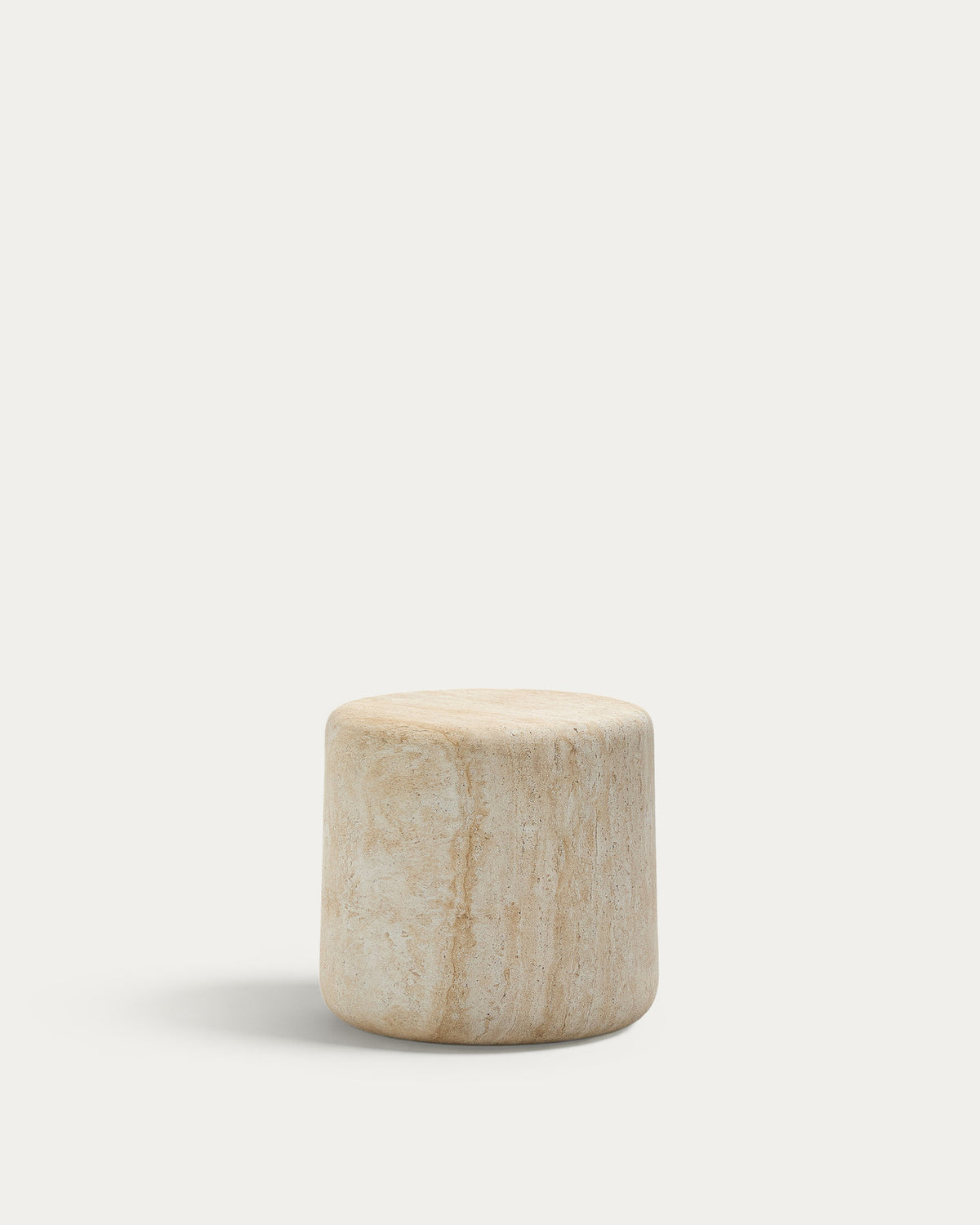 Beistelltisch Drasi aus Zement mit Finish in Travertinoptik Ø 46 cm in Beige, Ecru präsentiert im Onlineshop von KAQTU Design AG. Beistelltisch Outdoor ist von Kave Home