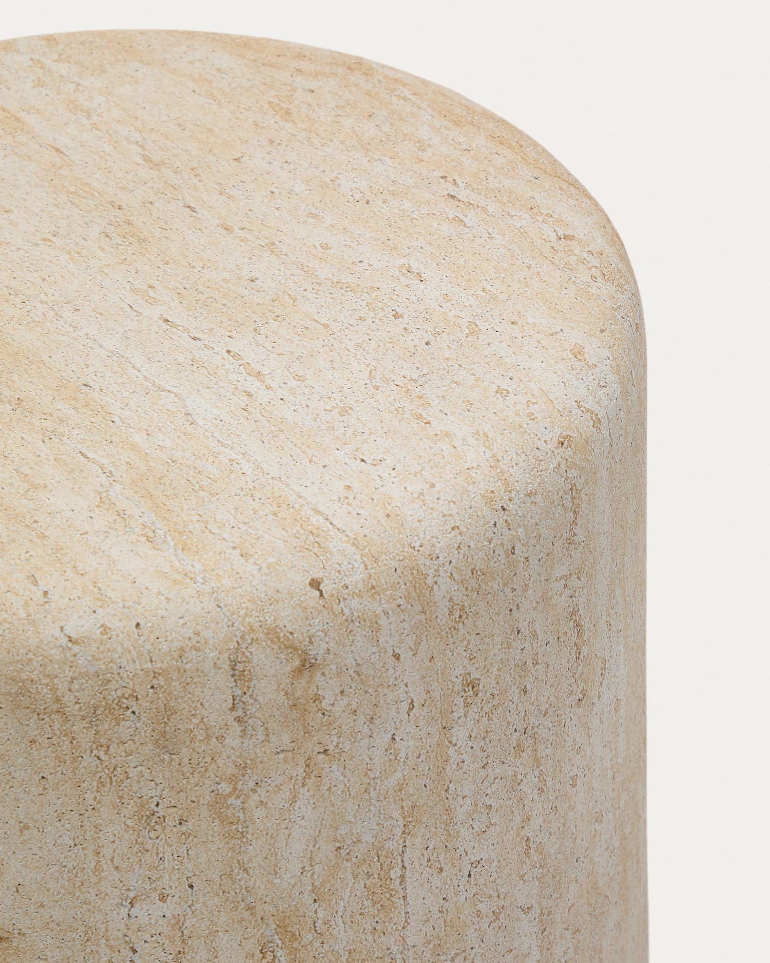 Eleganter Beistelltisch Drasi aus robustem Zement mit Travertinoptik, Ø 46 cm, perfekt für Garten und Balkon, wetterfest und pflegeleicht.