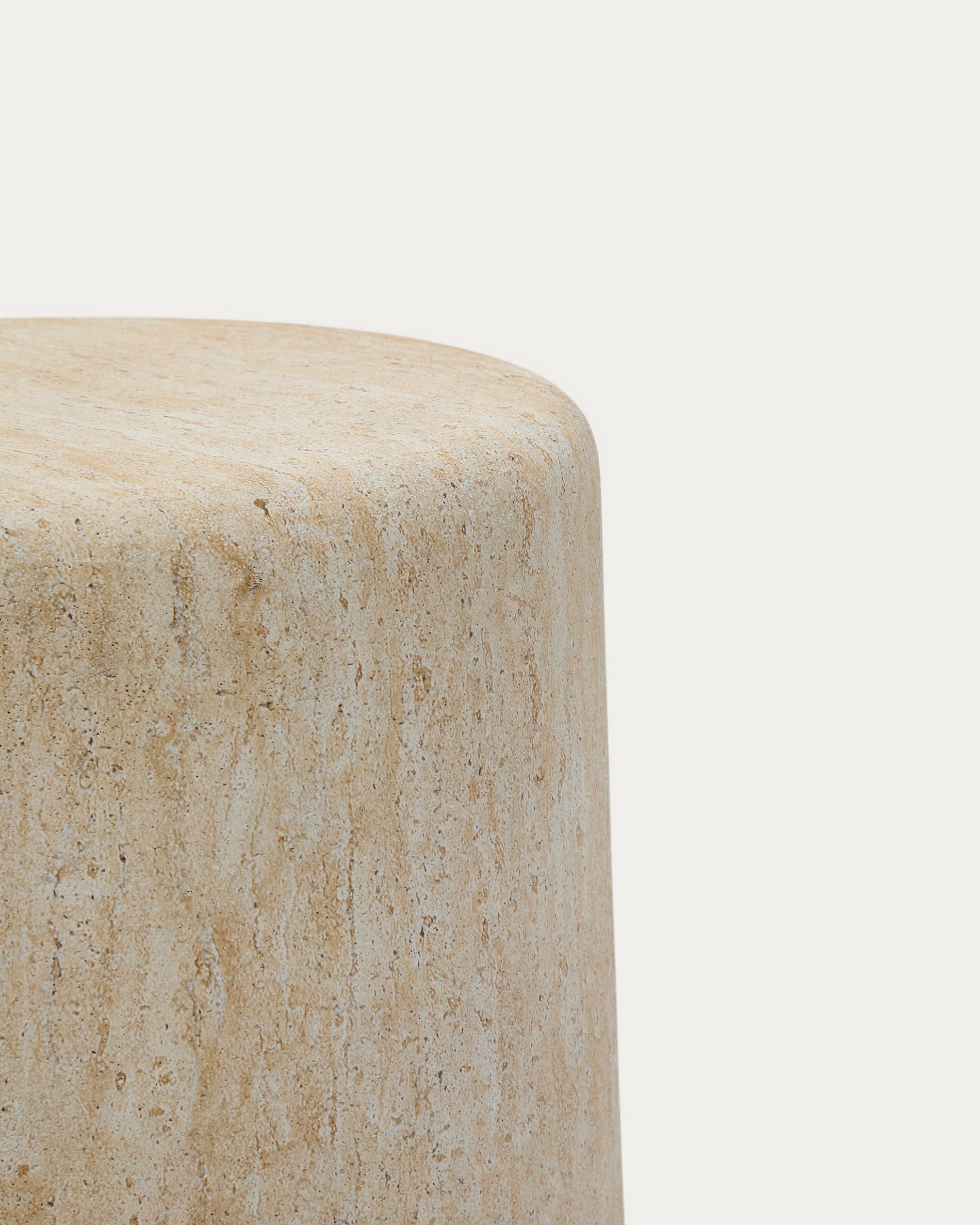 Eleganter Beistelltisch Drasi aus robustem Zement in Travertinoptik, Ø 46 cm. Perfekt für Terrassen und Gärten, wetterfest und leicht zu reinigen.