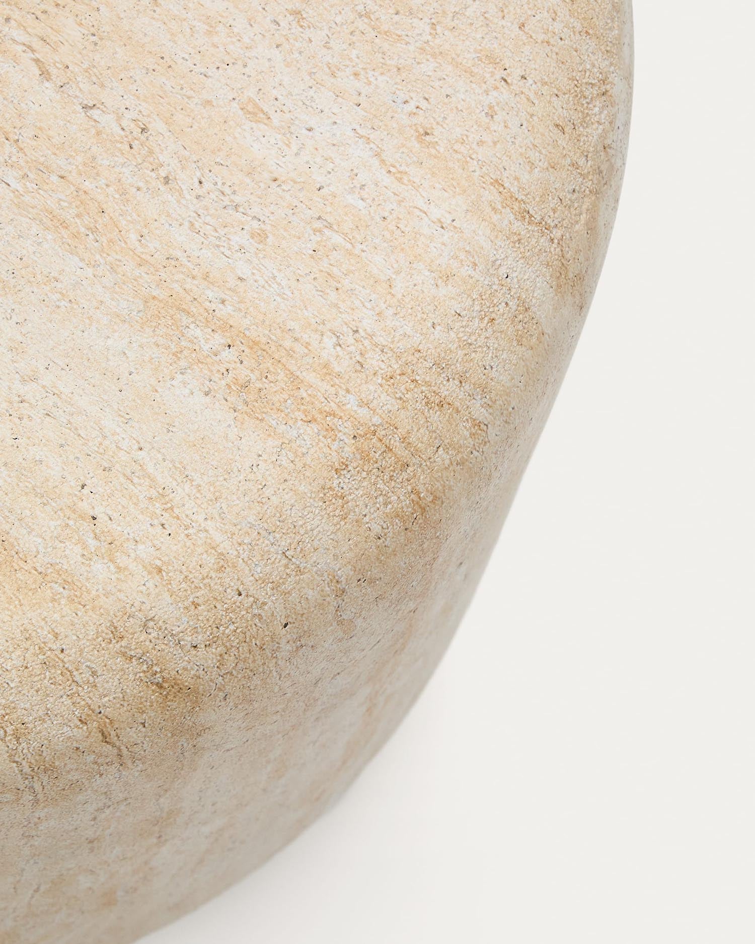 Robuster Beistelltisch Drasi aus Zement mit stilvollem Travertinfinish, Ø 60 cm. Ideal für Garten und Wohnraum, pflegeleicht und funktional.