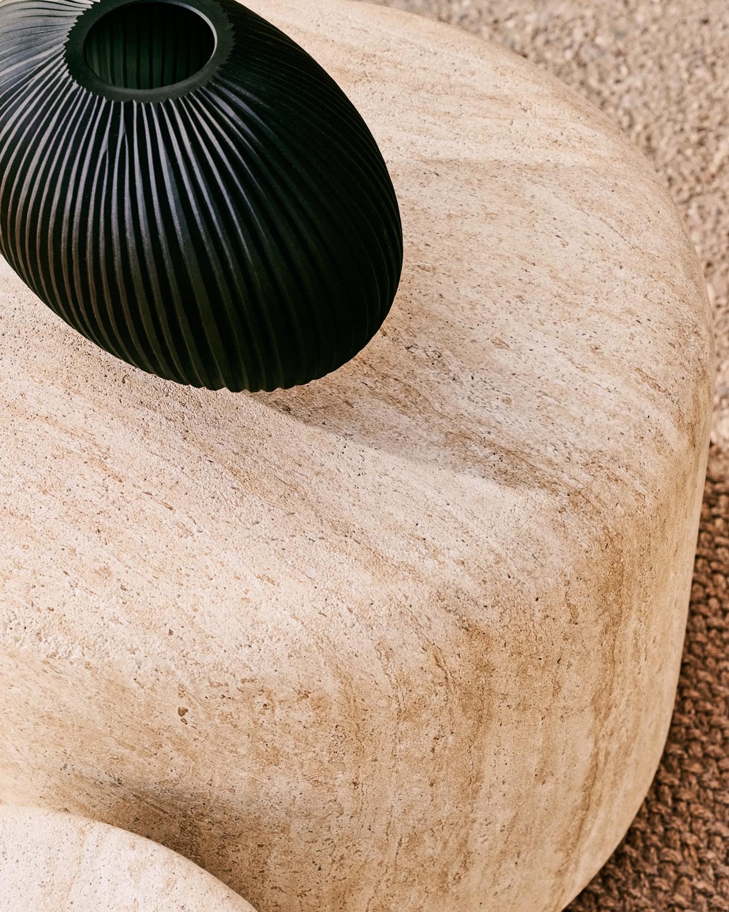 Moderner Beistelltisch Drasi aus Zement mit Travertinoptik, Ø 60 cm, von Kave Home. Stilvoll und vielseitig einsetzbar.