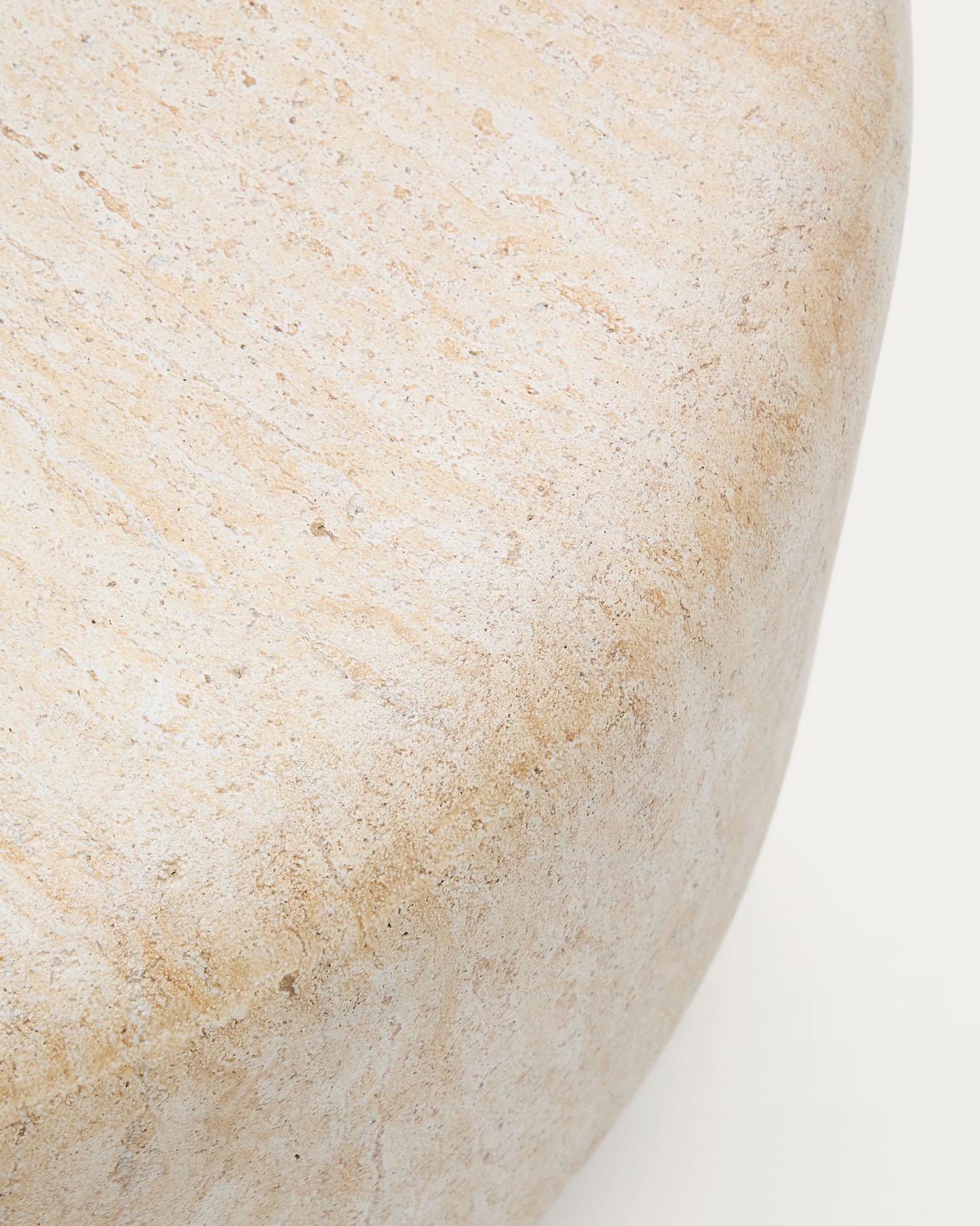 Robuster Couchtisch Drasi aus Zement in Travertinoptik, Ø 90 cm – ideal für Innen- und Außenbereiche, pflegeleicht und stilvoll.