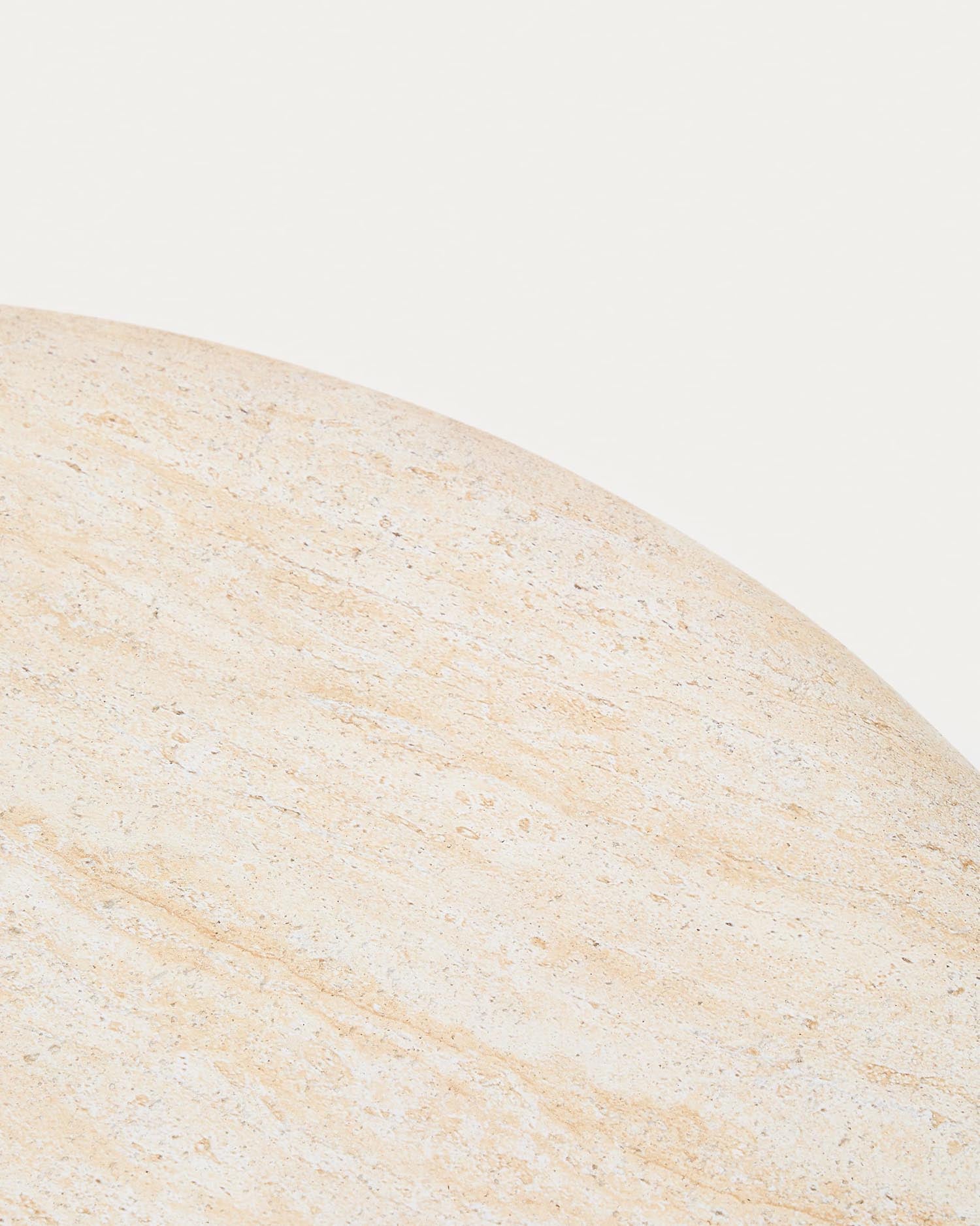 Eleganter Couchtisch Drasi aus Zement mit Travertinfinish, Ø 90 cm – vielseitig, leicht und ideal für jeden Wohnraum oder Garten.