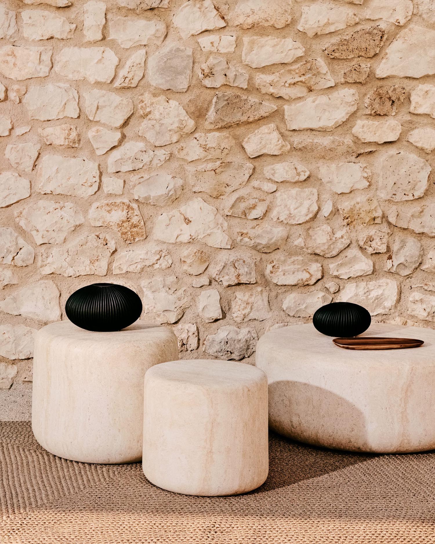 Moderner Couchtisch Drasi aus Zement mit Travertinoptik, Ø 90 cm, von Kave Home – stilvoll und robust für Ihr Wohnzimmer.