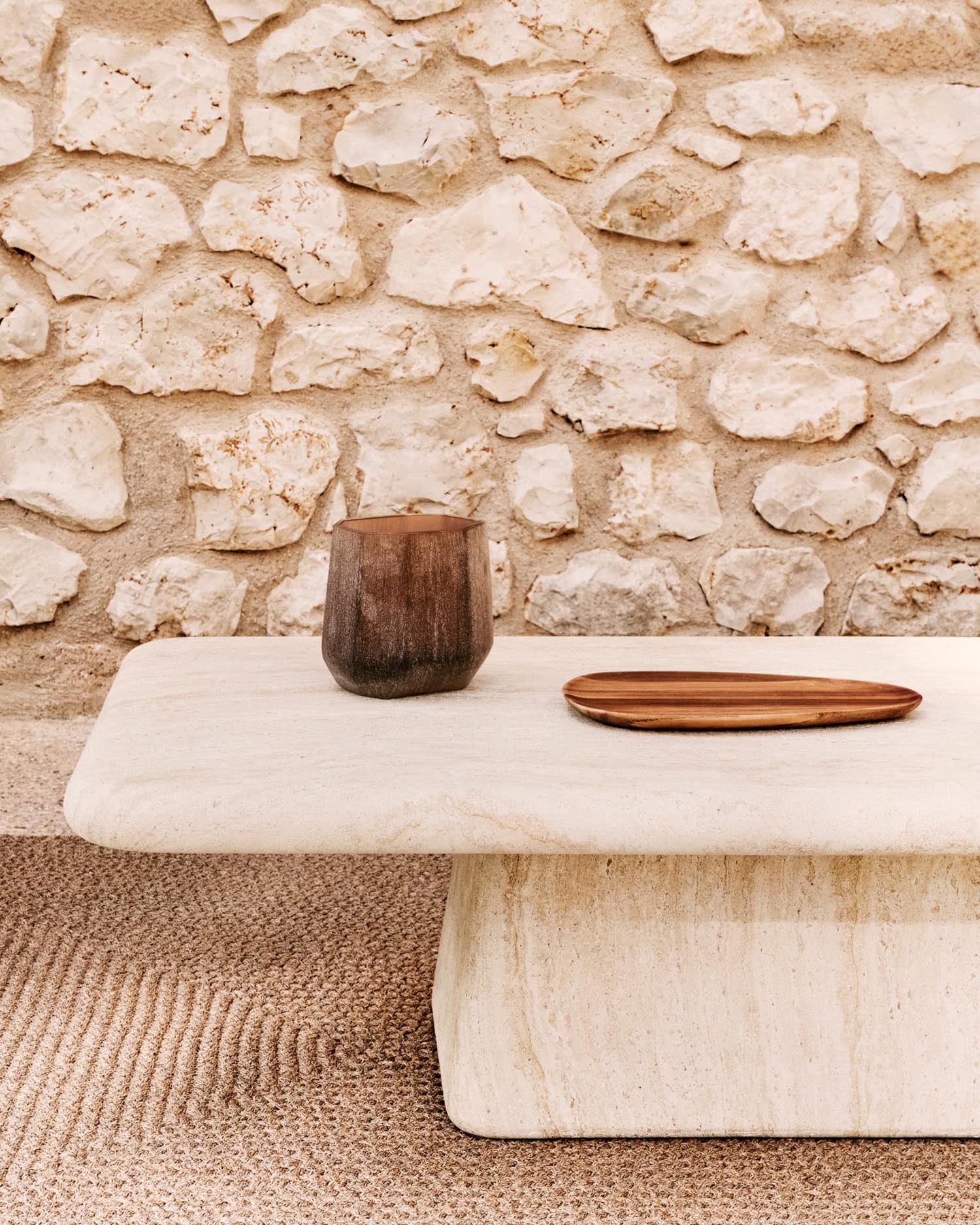 Eleganter Couchtisch Drasi aus Zement in Travertinoptik, 140 x 70 cm, von Kave Home. Perfekt für modernes Wohnen.