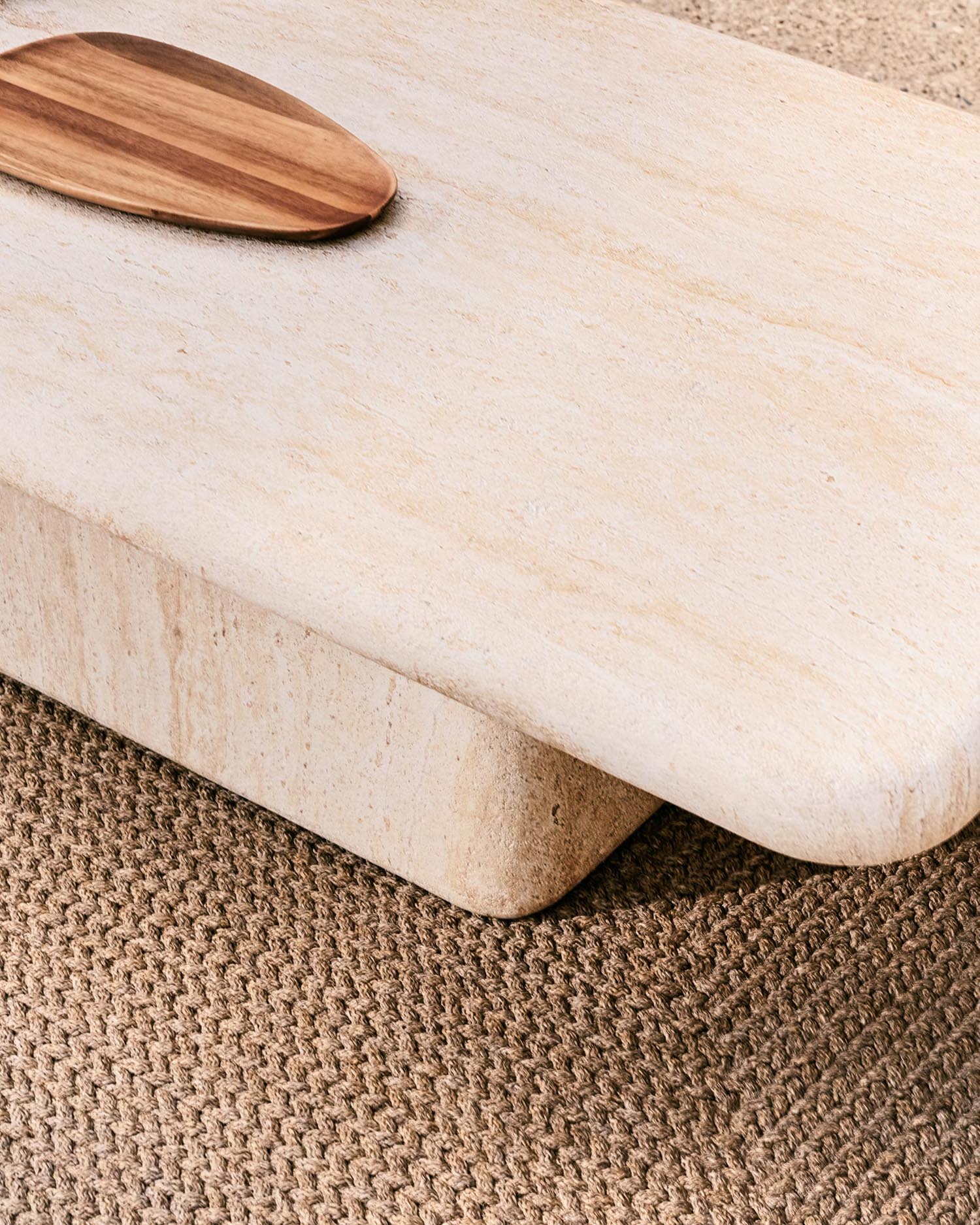 Moderner Couchtisch Drasi aus Zement in Travertinoptik, 140 x 70 cm, von Kave Home. Stilvoll und ideal für zeitgemässe Wohnräume.