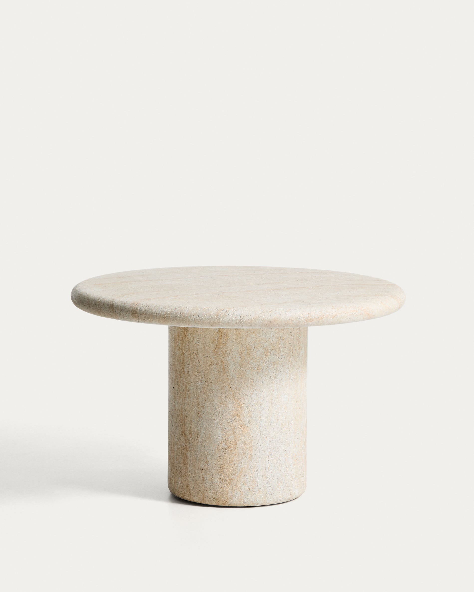Runder Tisch Drasi aus Zement mit Finish in Travertinoptik, Ø 122 cm in Beige präsentiert im Onlineshop von KAQTU Design AG. Gartentisch ist von Kave Home