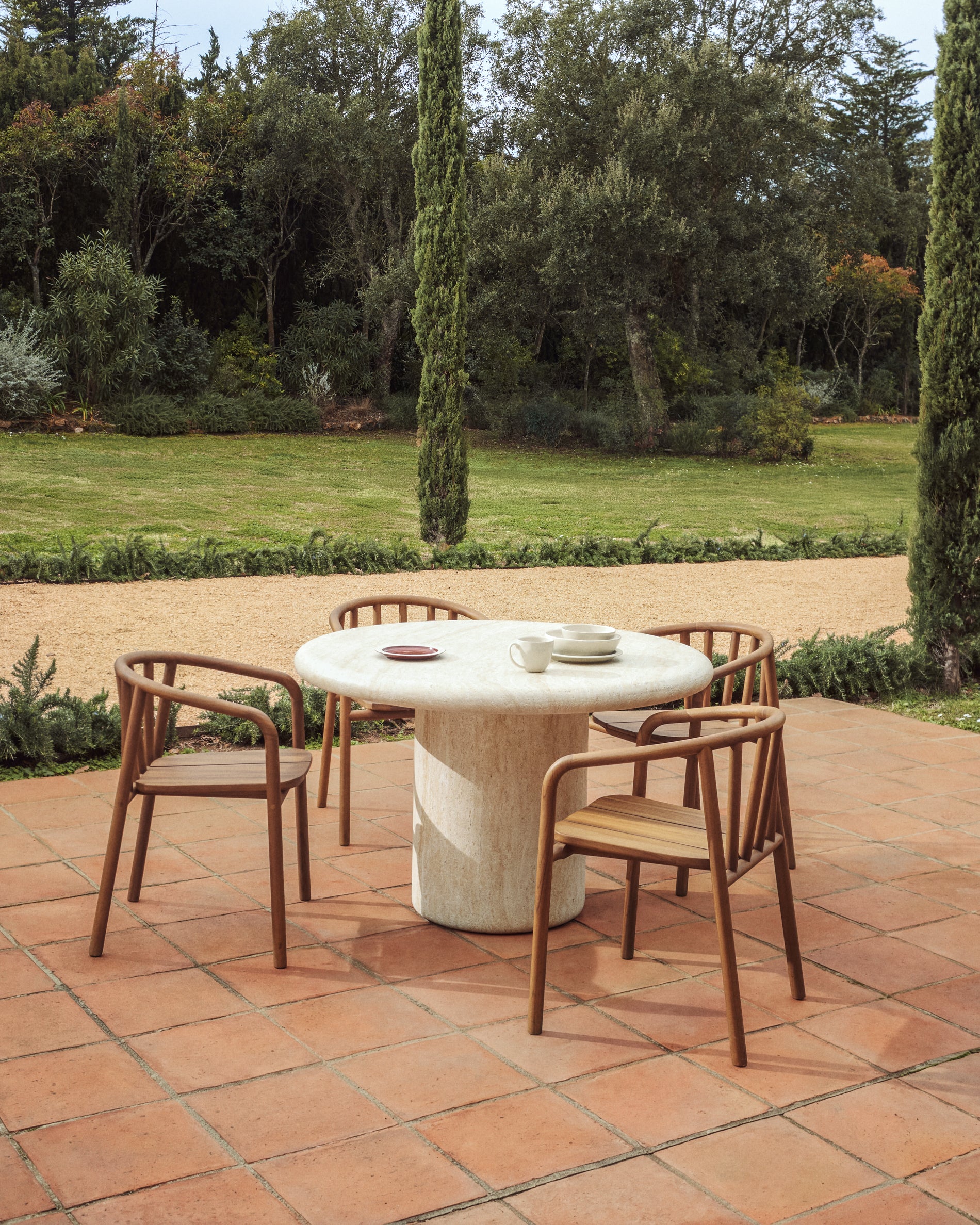 Eleganter runder Gartentisch Drasi aus Zement in stilvoller Travertinoptik, Ø 122 cm, ideal für entspannte Stunden im Freien.