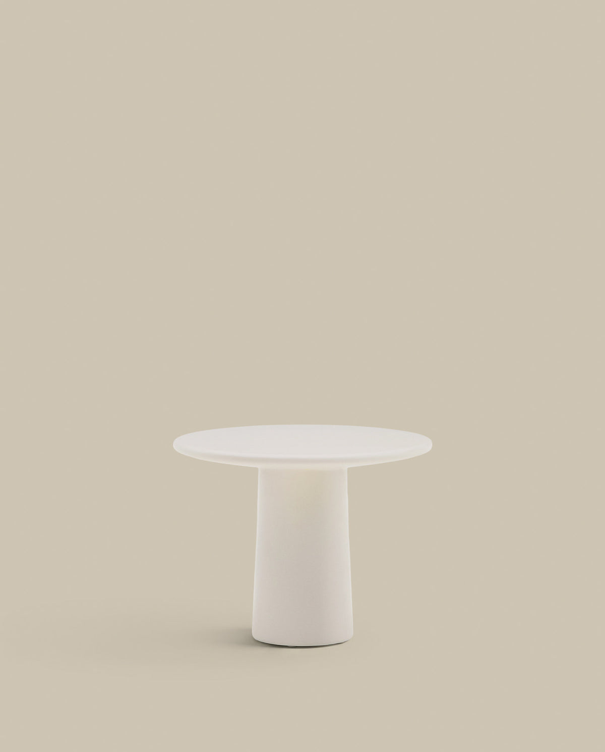 Couchtisch Albanella aus Zement mit glänzend weissem Finish Ø 65 cm in Weiss präsentiert im Onlineshop von KAQTU Design AG. Loungetisch ist von Kave Home