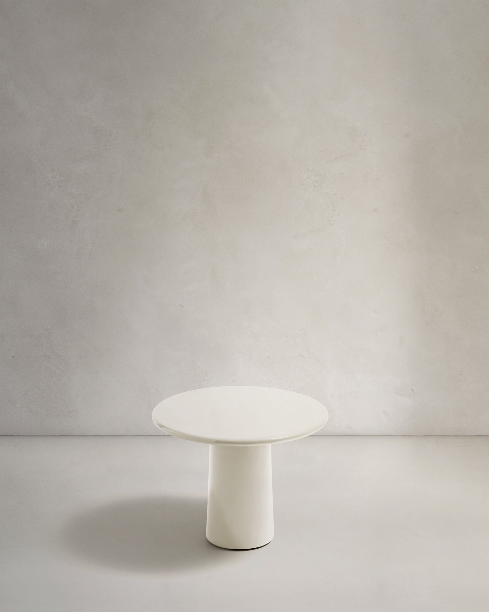 Eleganter Couchtisch Albanella aus wetterfestem Zement, Ø 65 cm, glänzend weiss. Einzigartiges Design, leicht und vielseitig.