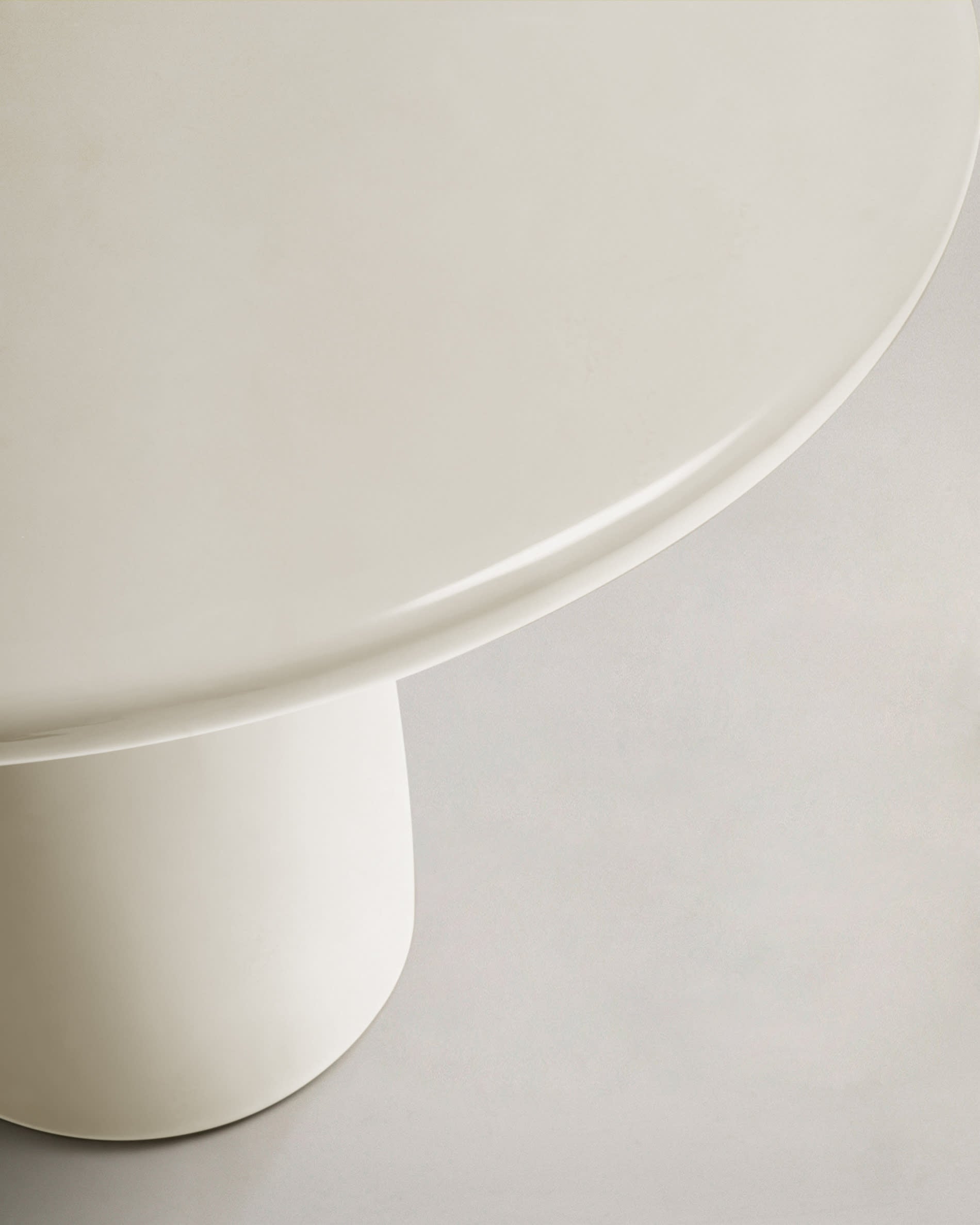 Erleben Sie den stilvollen Couchtisch Albanella aus robustem Zement. Mit seinem glänzenden Finish und kompakten 65 cm Durchmesser ist er perfekt für Terrassen und Balkone.