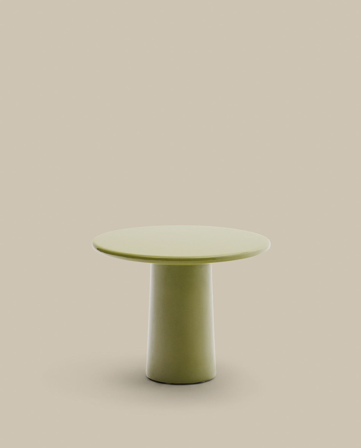 Couchtisch Albanella aus Zement mit glänzend grünem Finish Ø 65 cm in Grün präsentiert im Onlineshop von KAQTU Design AG. Loungetisch ist von Kave Home