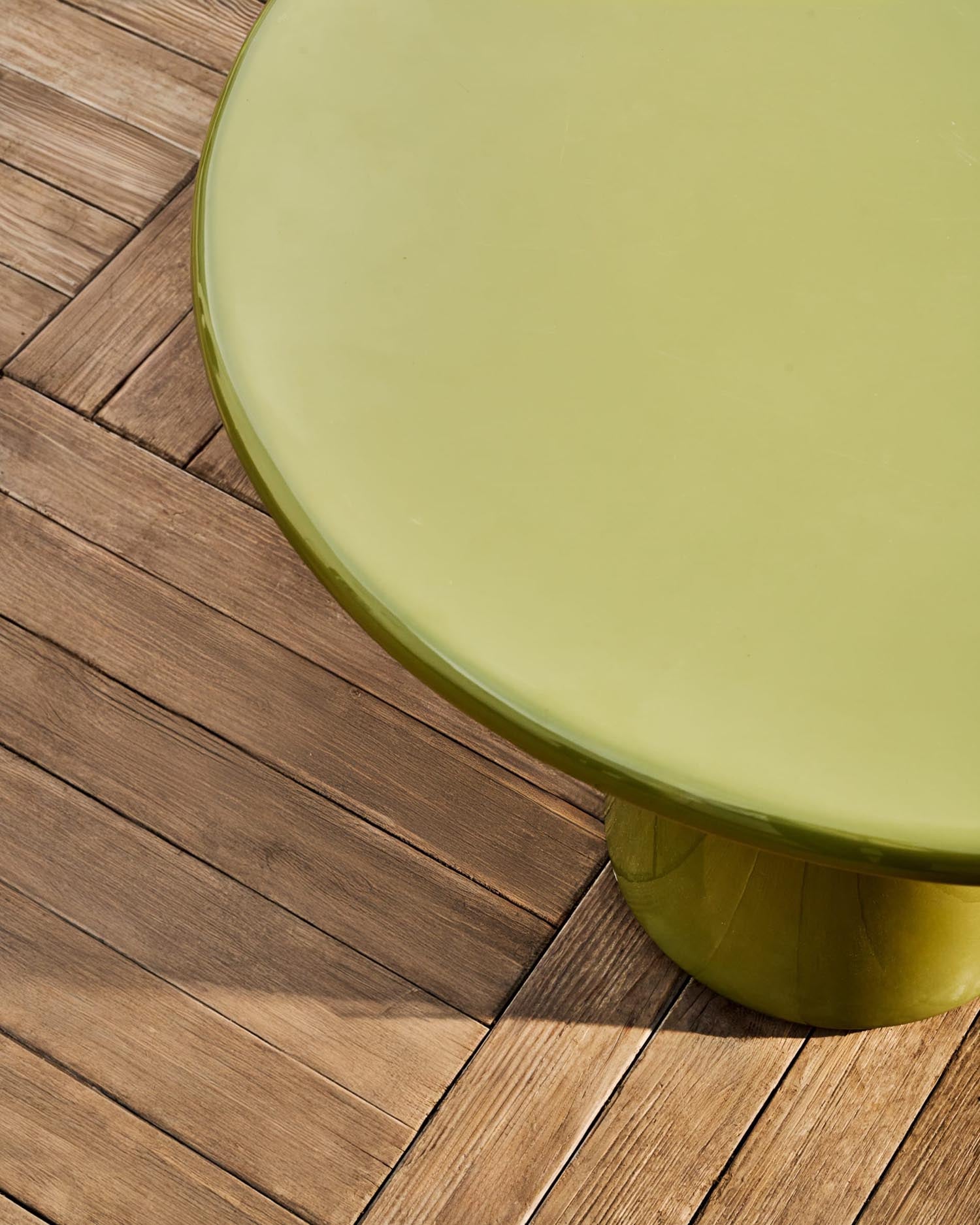 Der Couchtisch Albanella aus Zement mit glänzend grünem Finish vereint modernes Design und Funktionalität, perfekt für jeden Außenbereich.