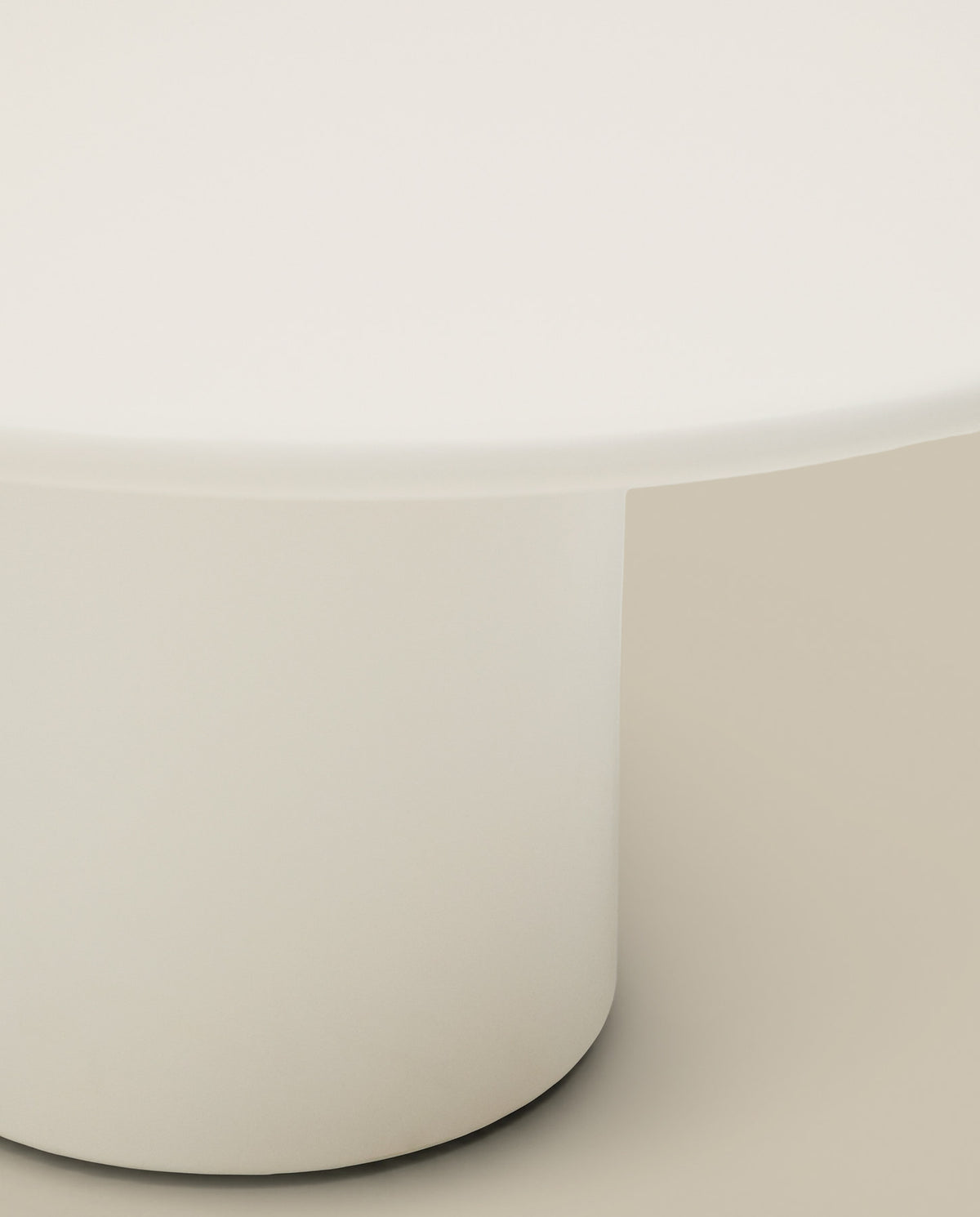 Couchtisch Albanella aus Zement mit glänzend weissem Finish Ø 85 cm in Weiss präsentiert im Onlineshop von KAQTU Design AG. Loungetisch ist von Kave Home