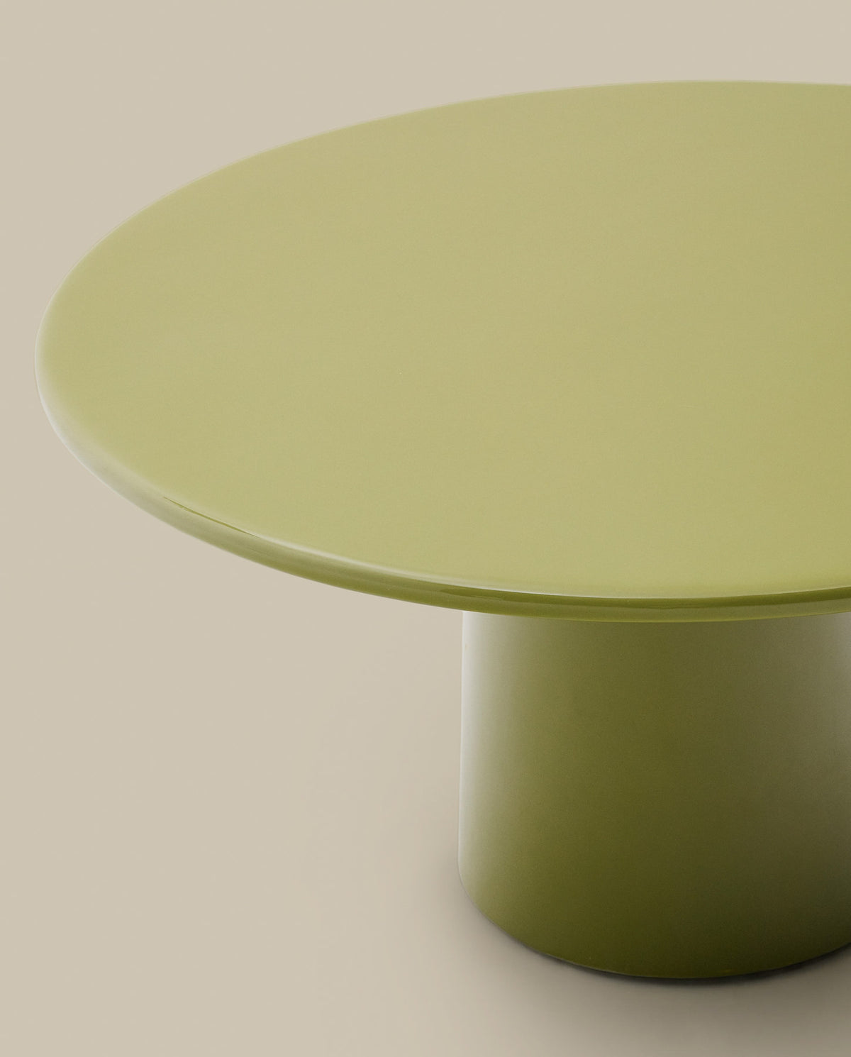 Couchtisch Albanella aus Zement mit glänzend grünem Finish Ø 85 cm in Grün präsentiert im Onlineshop von KAQTU Design AG. Loungetisch ist von Kave Home