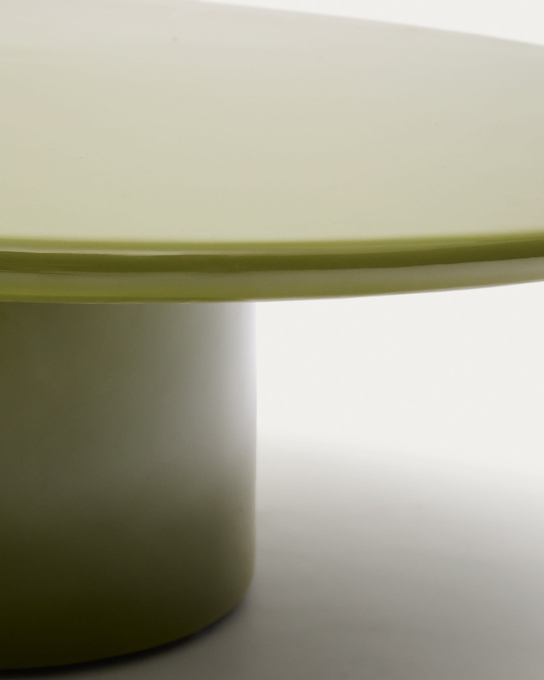 Der Albanella Couchtisch aus wetterfestem Zement mit glänzend grünem Finish (Ø 85 cm) vereint Stil und Funktionalität für Ihren Außenbereich.