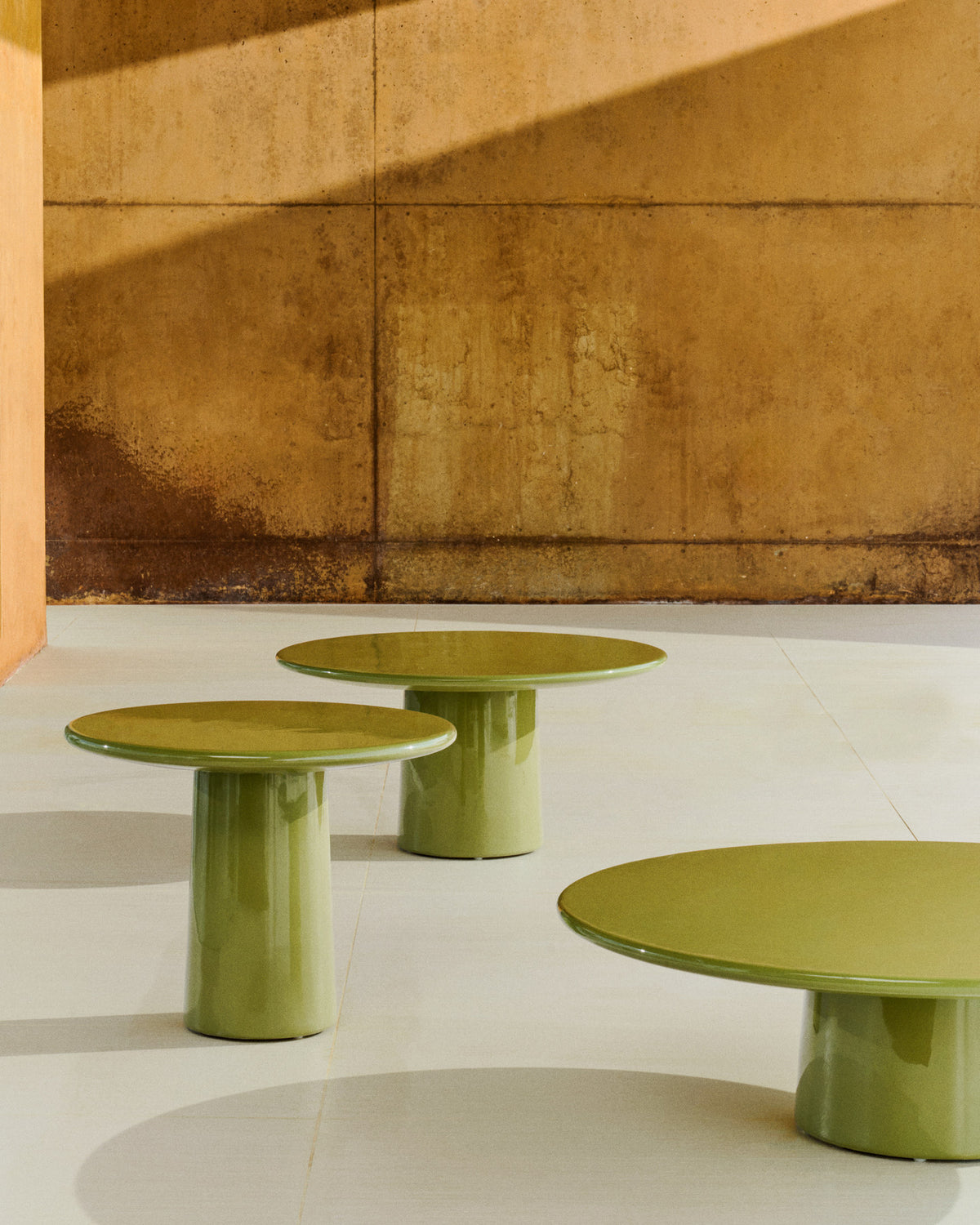 Couchtisch Albanella aus Zement mit glänzend grünem Finish Ø 85 cm in Grün präsentiert im Onlineshop von KAQTU Design AG. Loungetisch ist von Kave Home