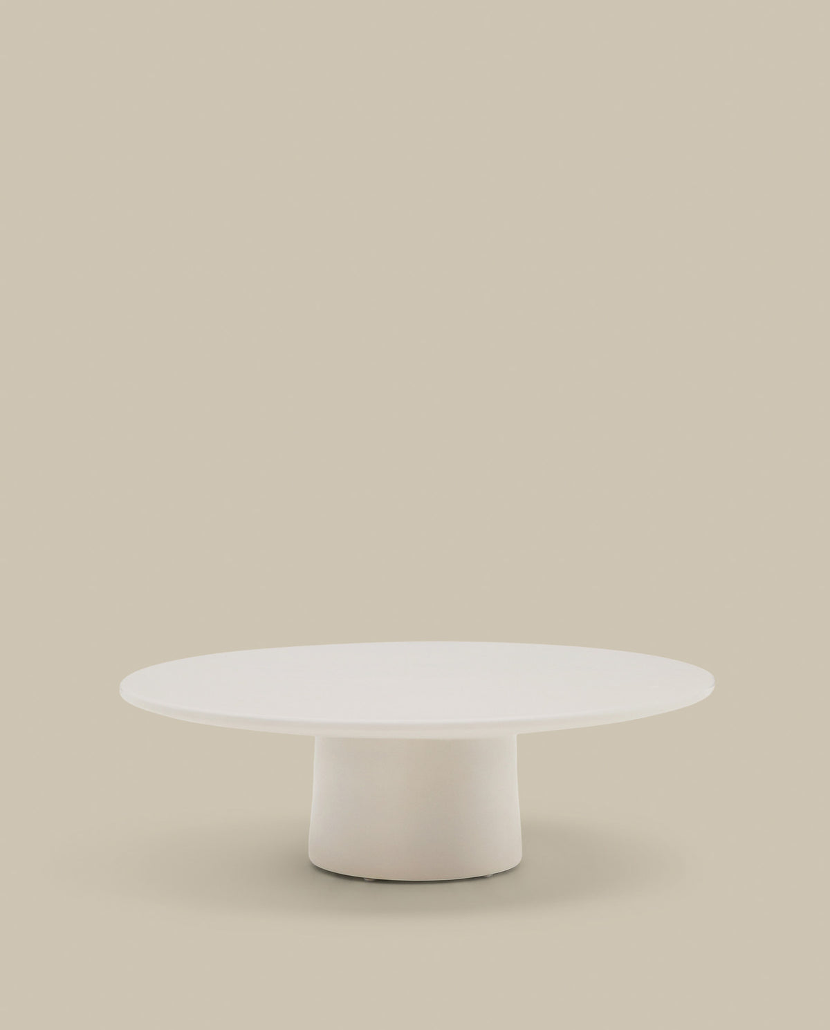 Couchtisch Albanella aus Zement mit glänzend weissem Finish Ø 110 cm in Weiss präsentiert im Onlineshop von KAQTU Design AG. Loungetisch ist von Kave Home