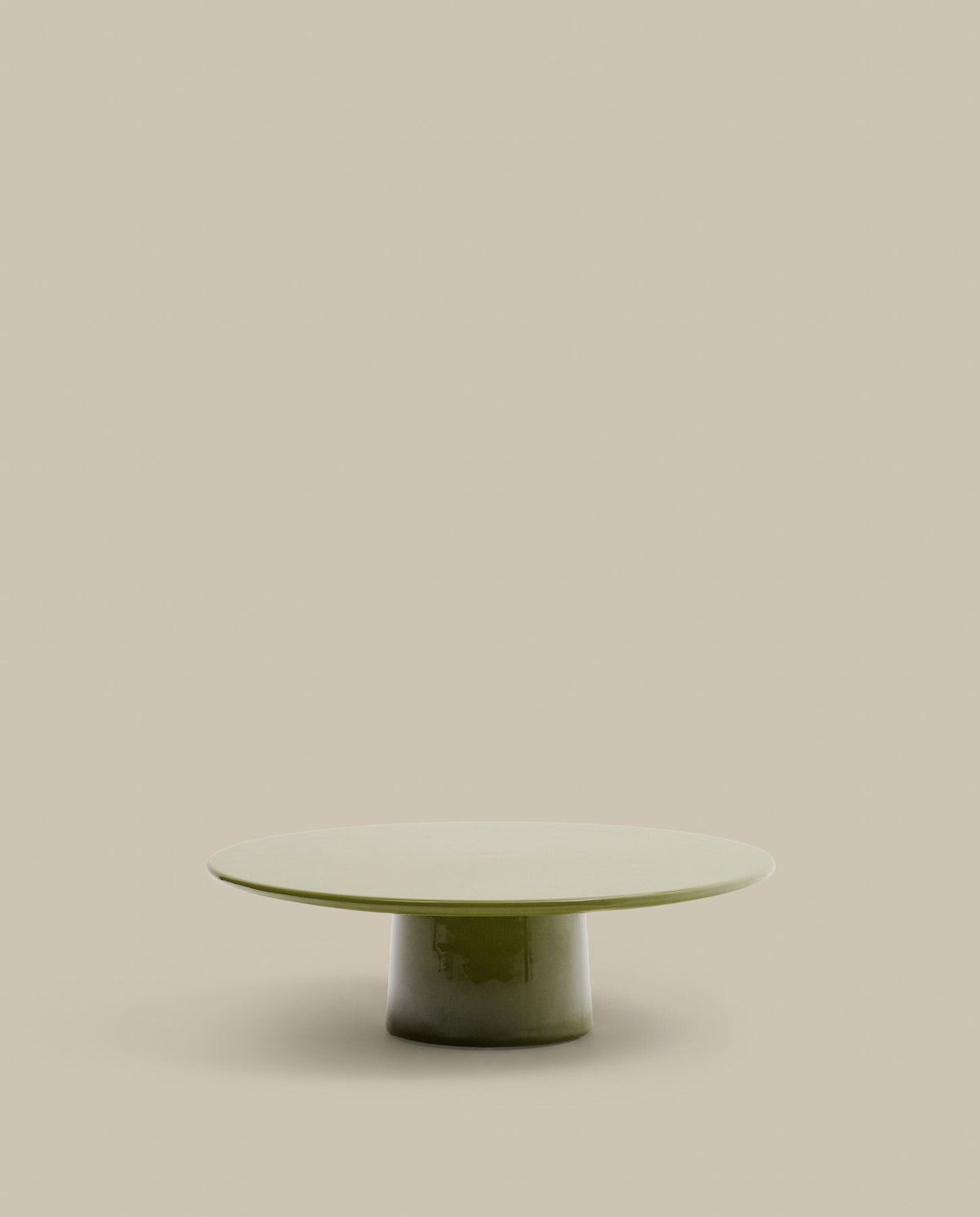 Couchtisch Albanella aus Zement mit glänzend grünem Finish Ø 110 cm in Grün präsentiert im Onlineshop von KAQTU Design AG. Loungetisch ist von Kave Home