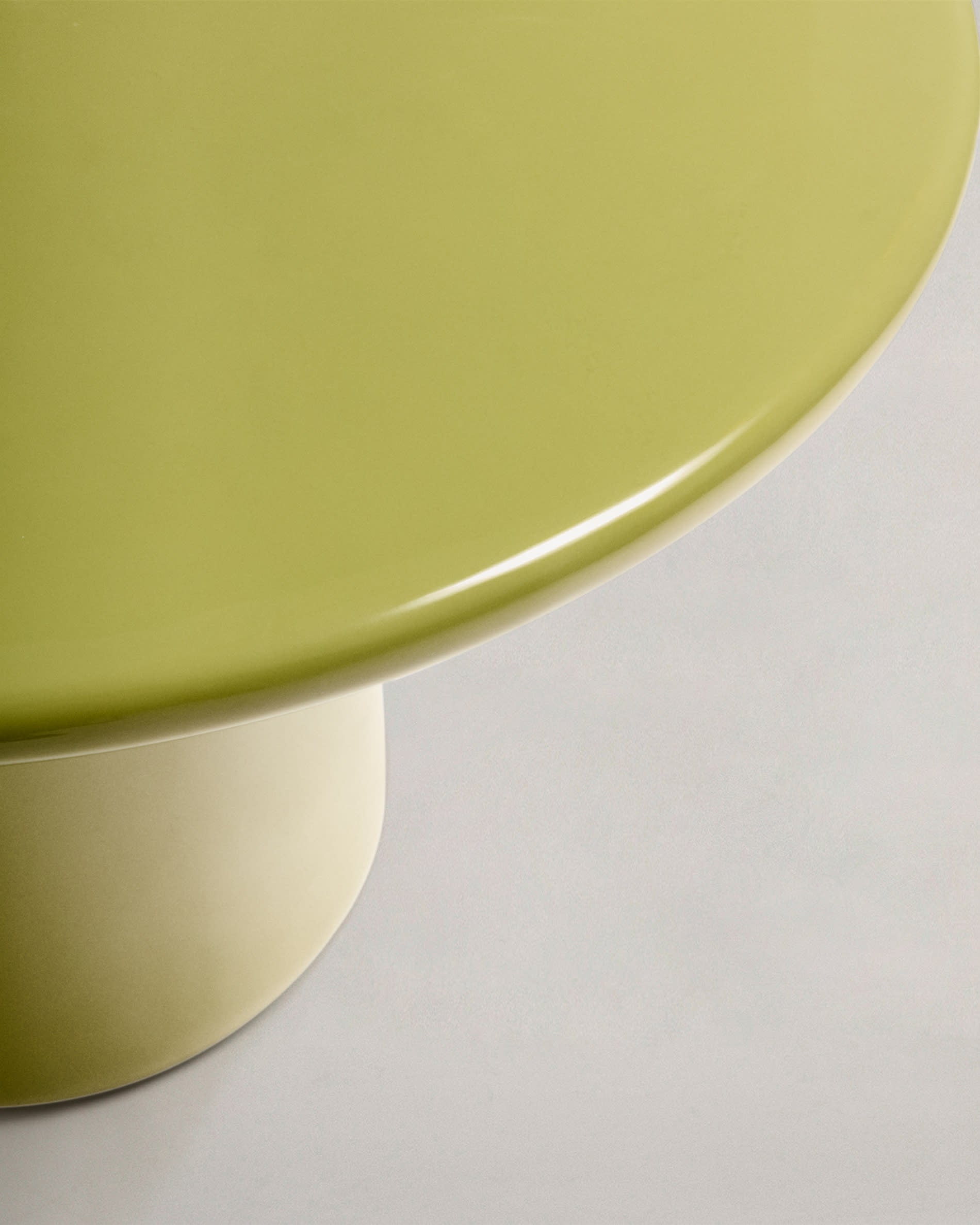 Einzigartiger Couchtisch aus glasfaserverstärktem Zement mit lebendigem grünem Finish, Ø 110 cm, ideal für Garten und Terrasse.