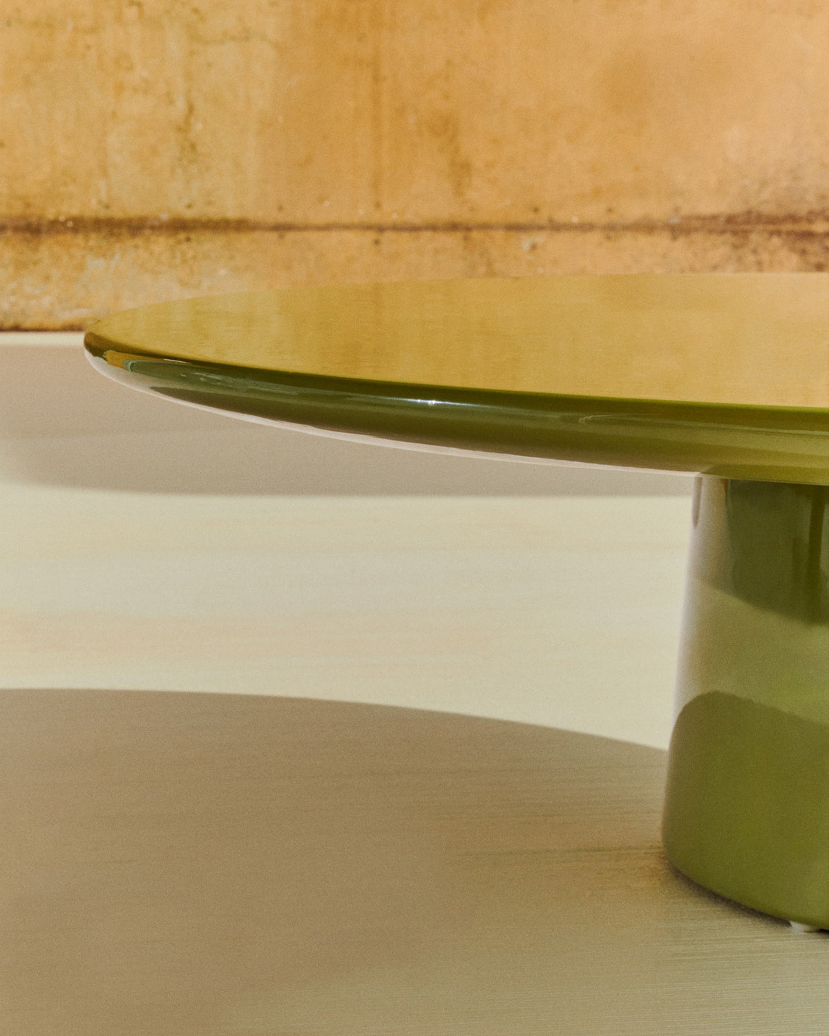 Couchtisch Albanella aus Zement mit glänzend grünem Finish Ø 110 cm in Grün präsentiert im Onlineshop von KAQTU Design AG. Loungetisch ist von Kave Home