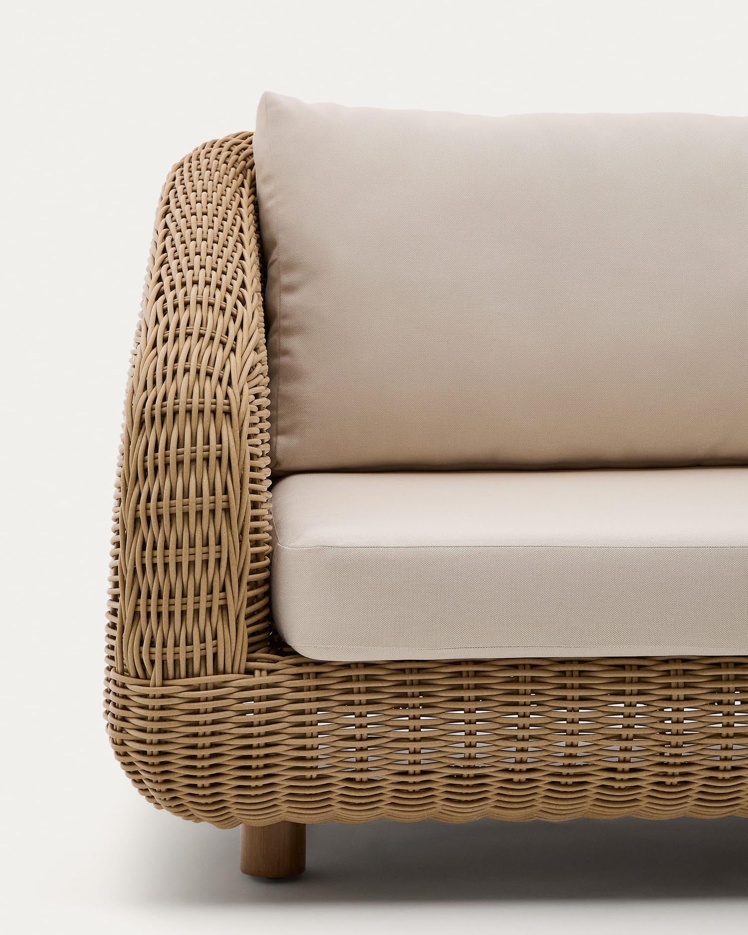 Das 3-Sitzer-Sofa Meria vereint elegantes Design mit langlebigem synthetischem Rattan und Akazienholz, ideal für Garten und Terrasse.